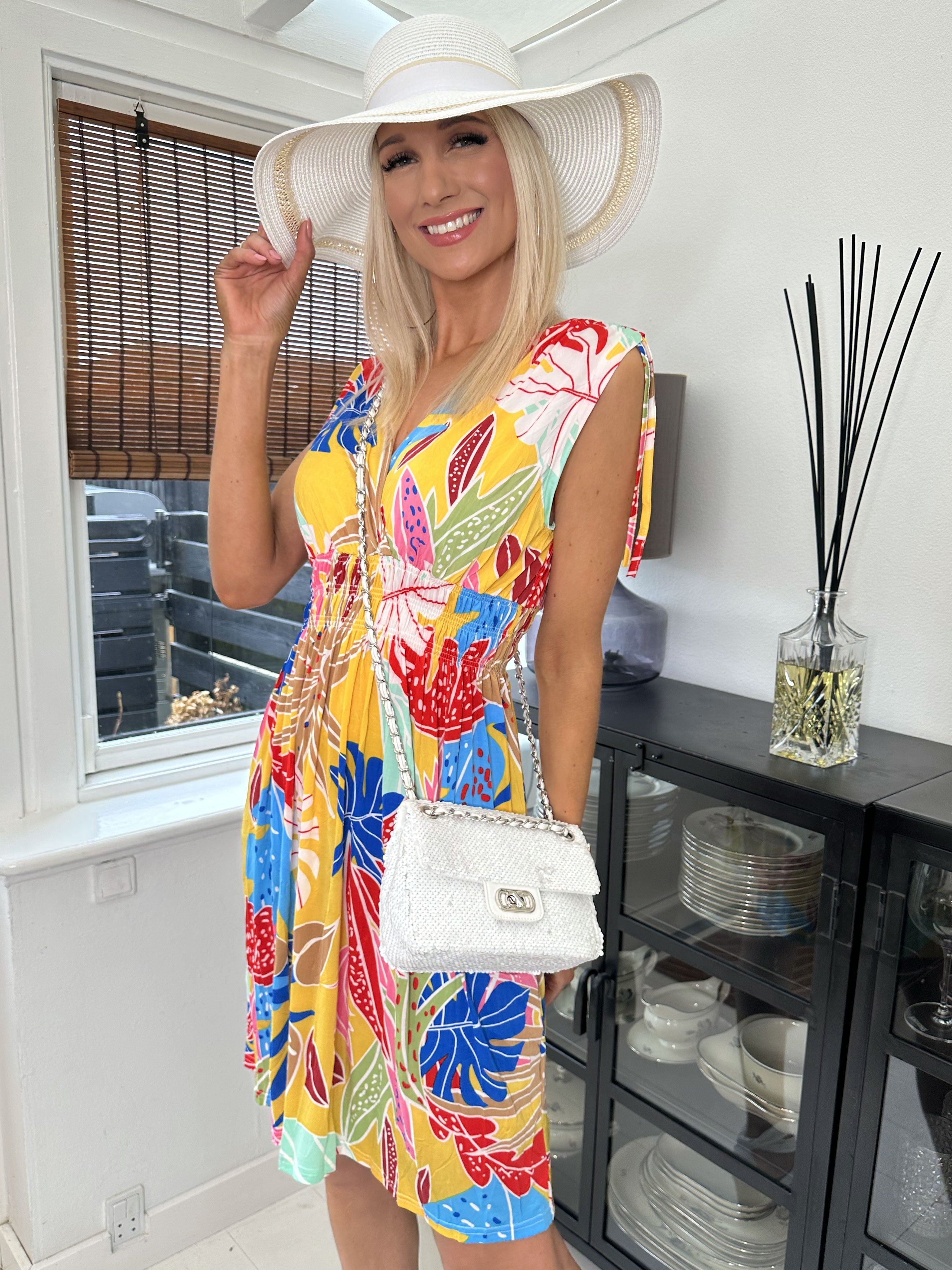 Pams Multi Short - Kort elastisk klänning i rynkfritt tyg - White