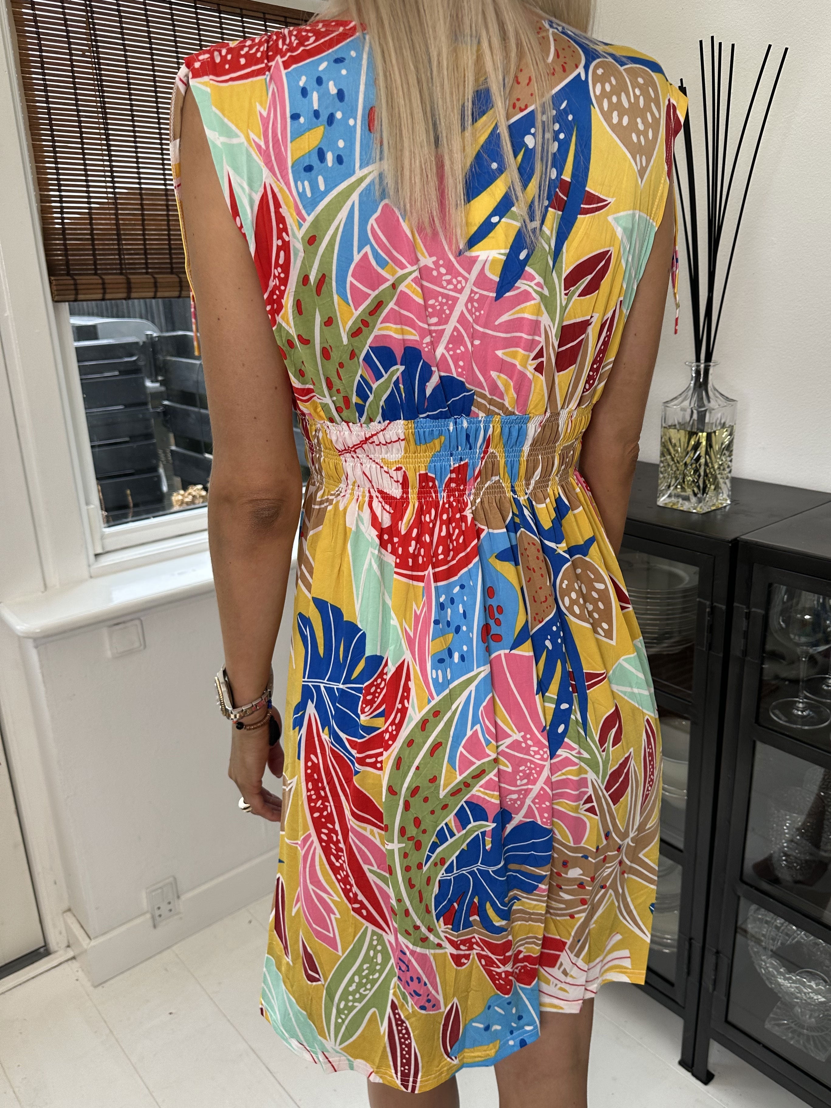 Pams Multi Short - Kort elastisk klänning i rynkfritt tyg