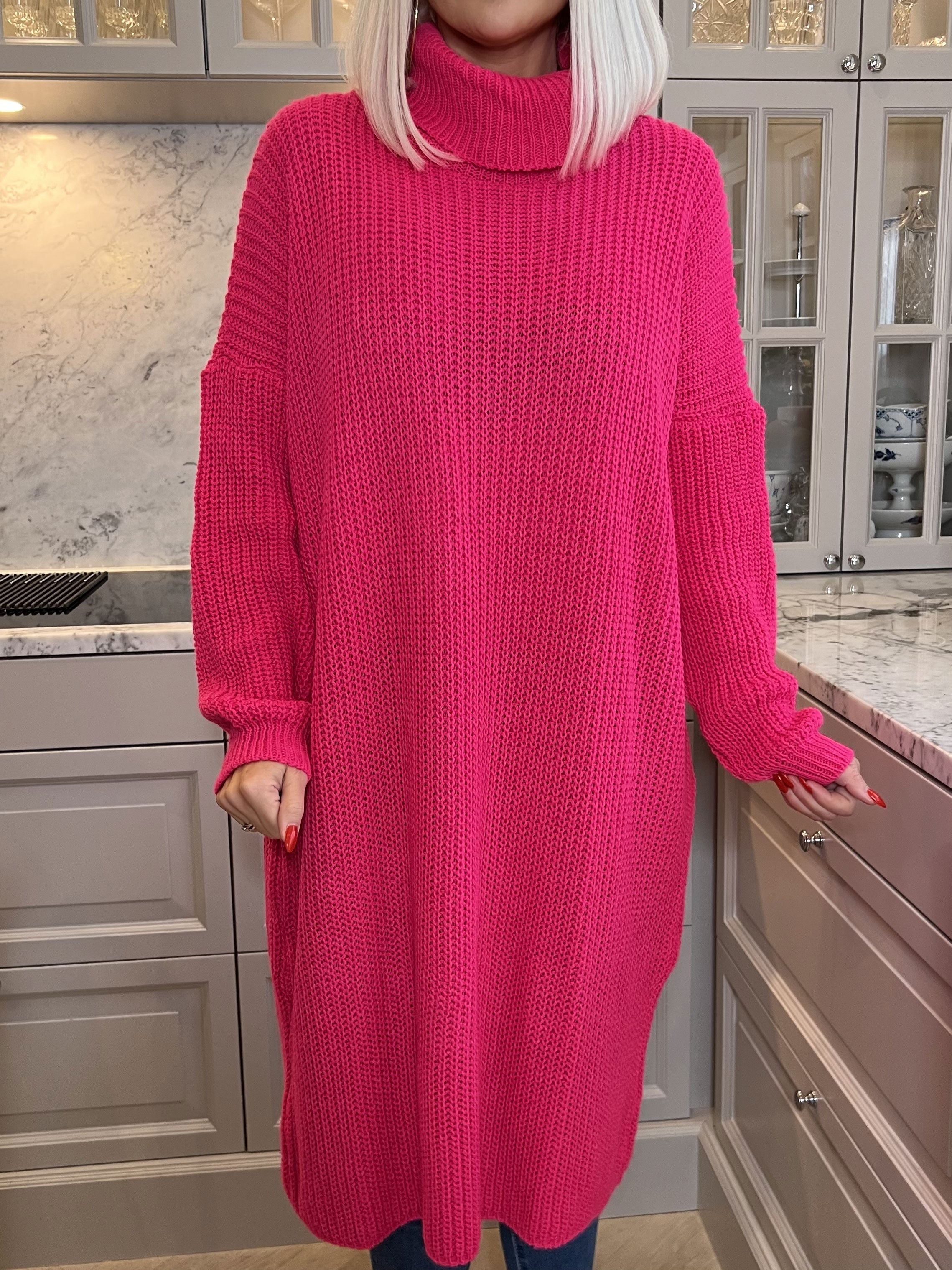 Alice - Härlig klänning i tjockt stickat tyg med rullkrage