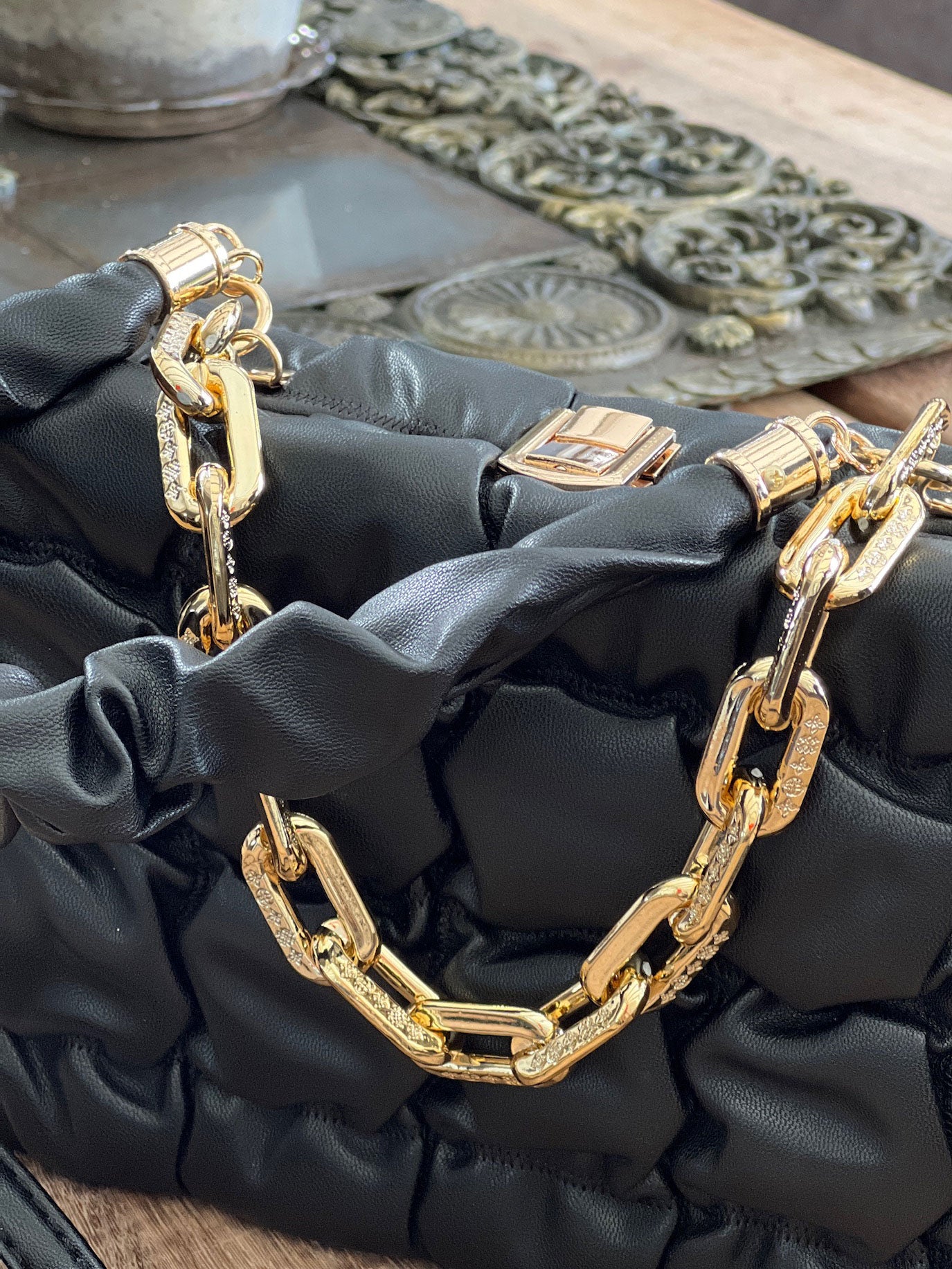 Ashanti - Fyrkantig väska med guldkedja