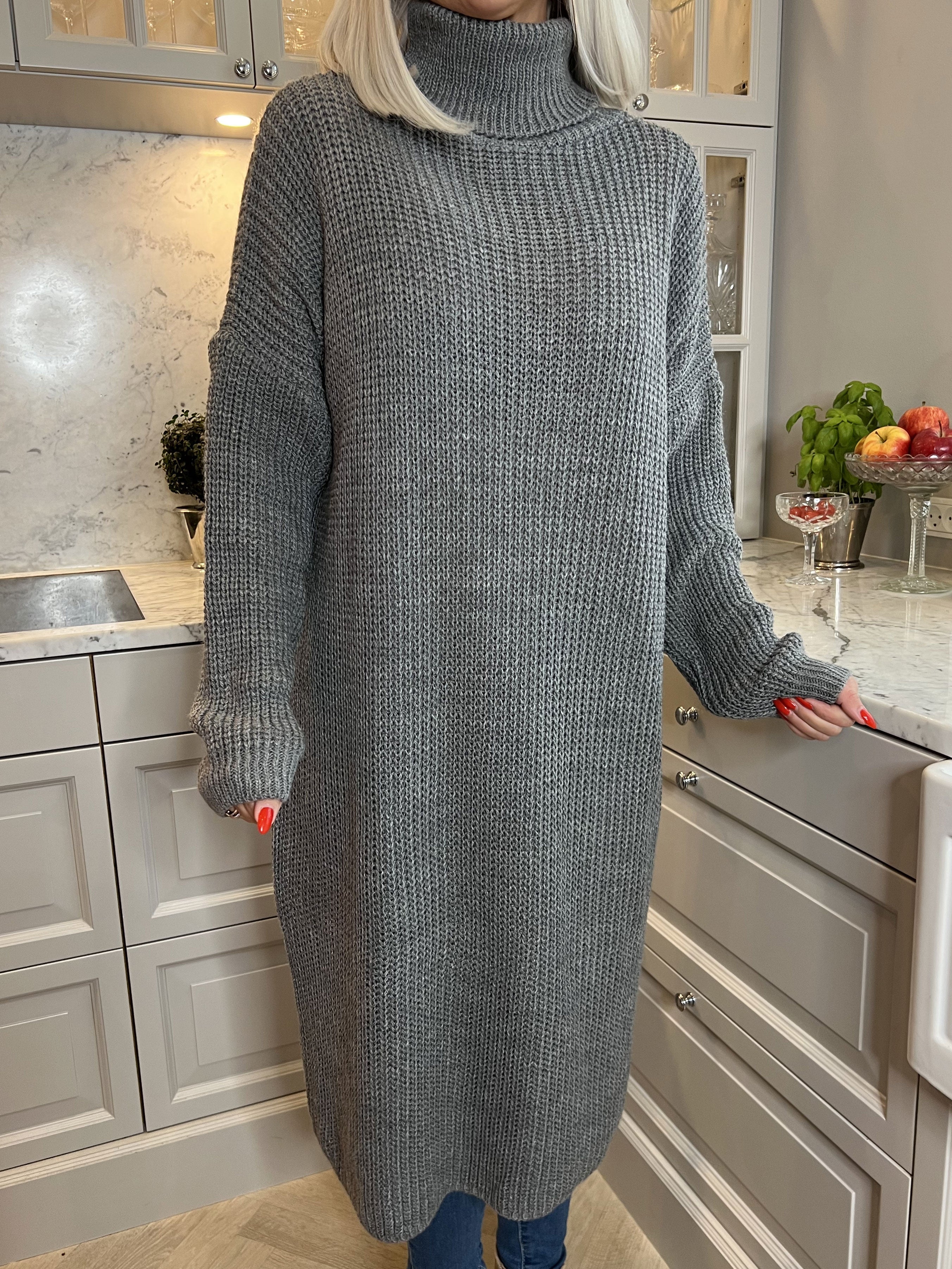 Alice - Härlig klänning i tjockt stickat tyg med rullkrage