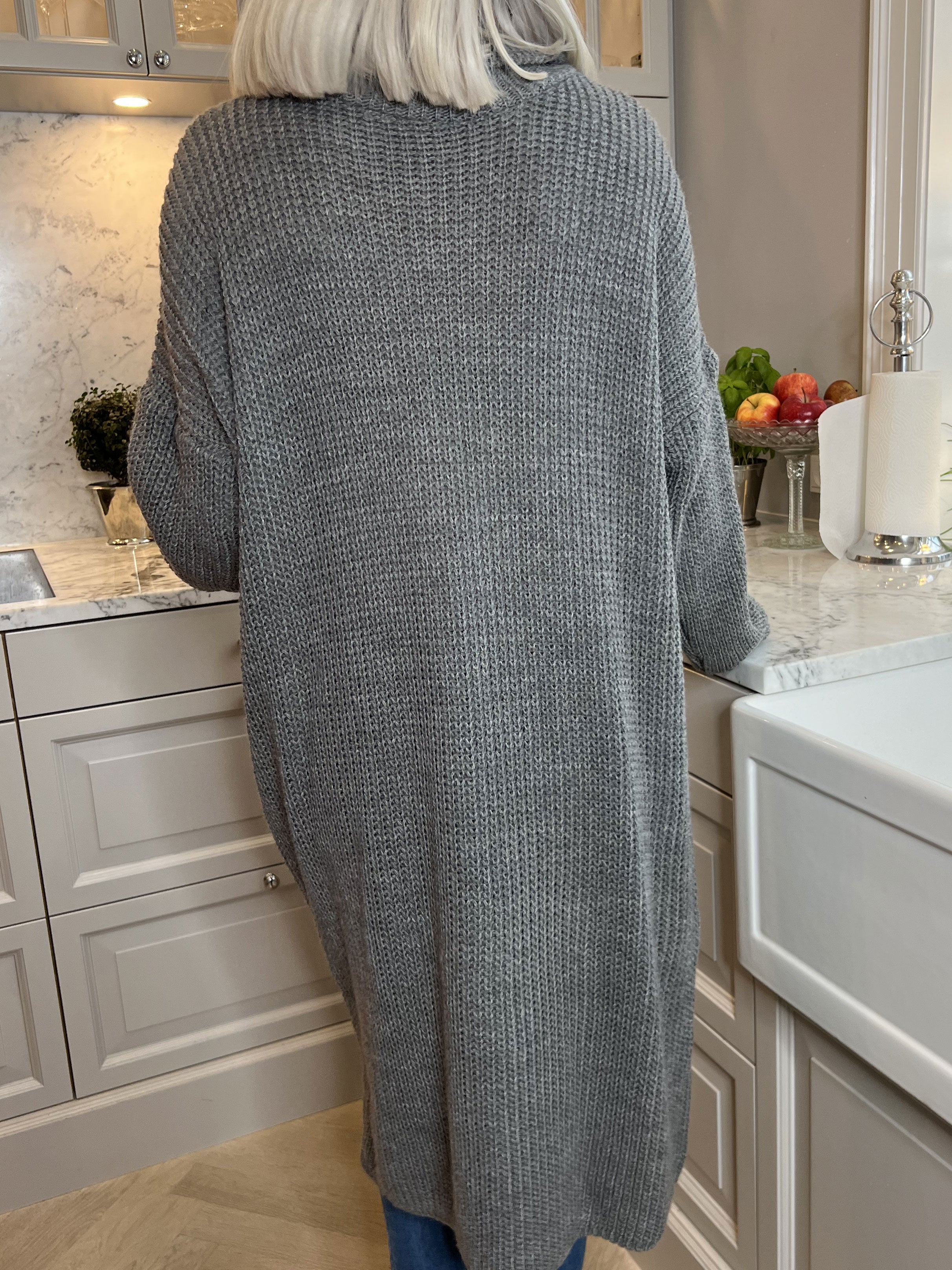 Alice - Härlig klänning i tjockt stickat tyg med rullkrage