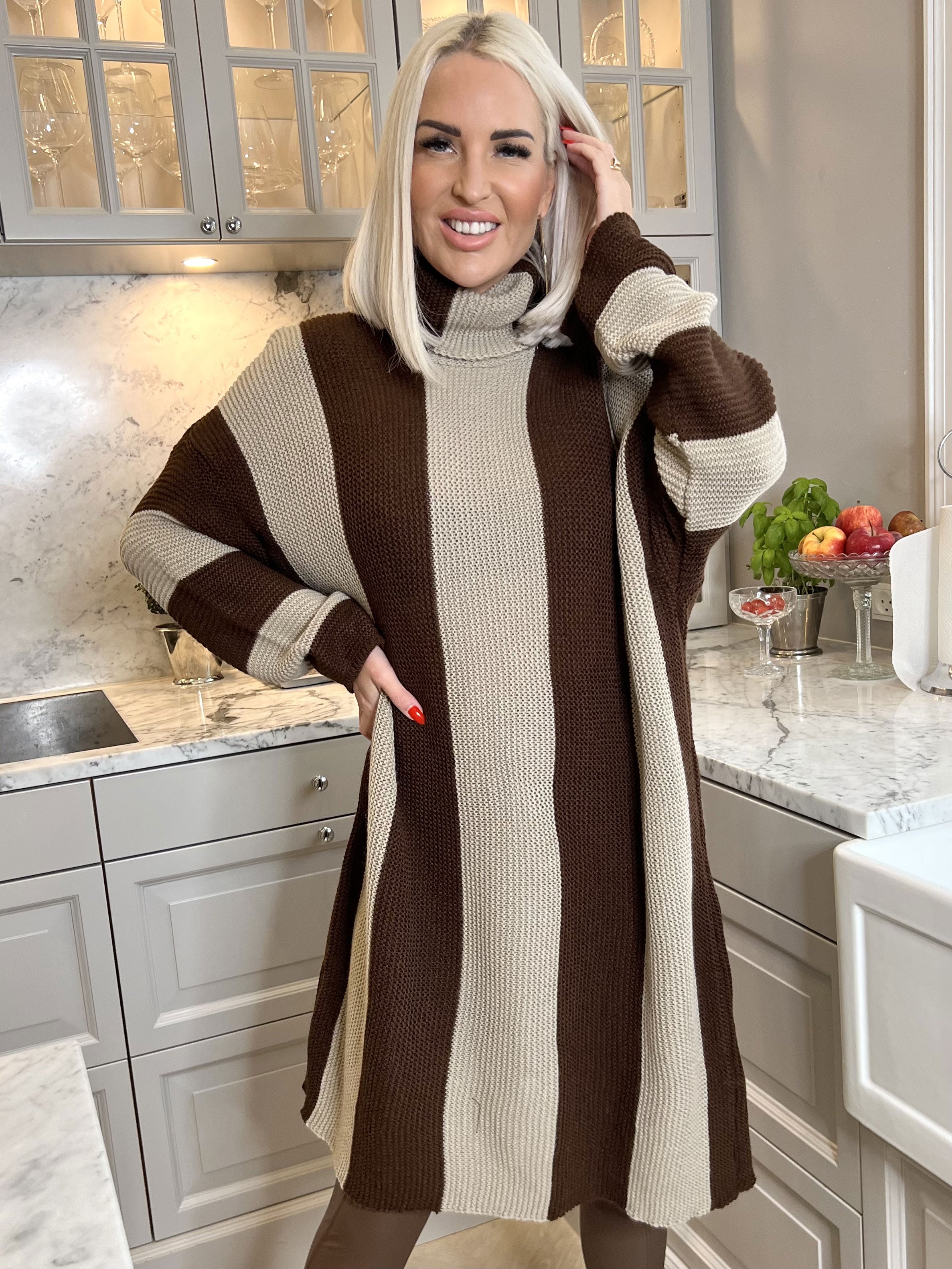 Alitta - Randig klänning i trikå med rullkrage