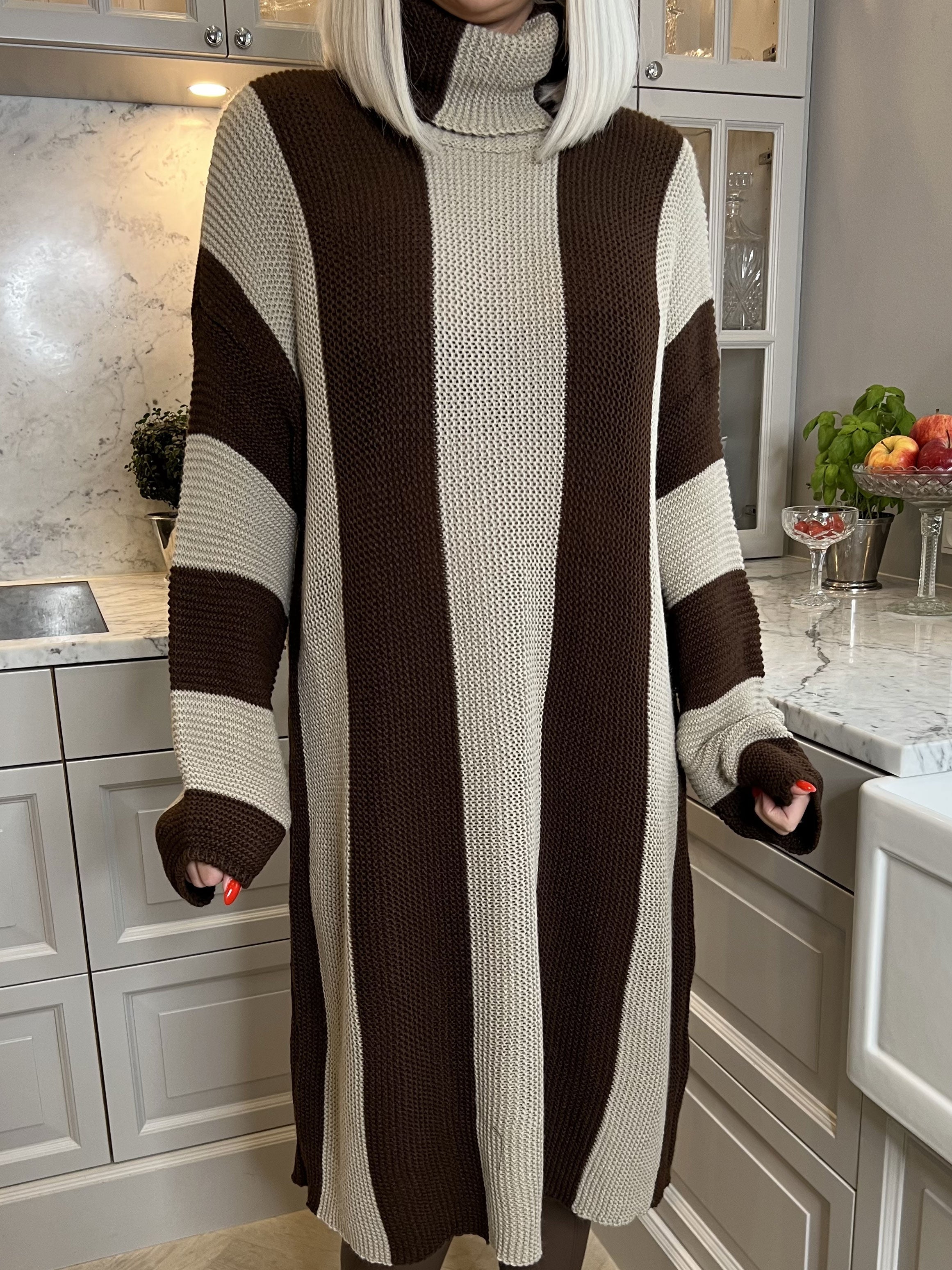 Alitta - Randig klänning i trikå med rullkrage