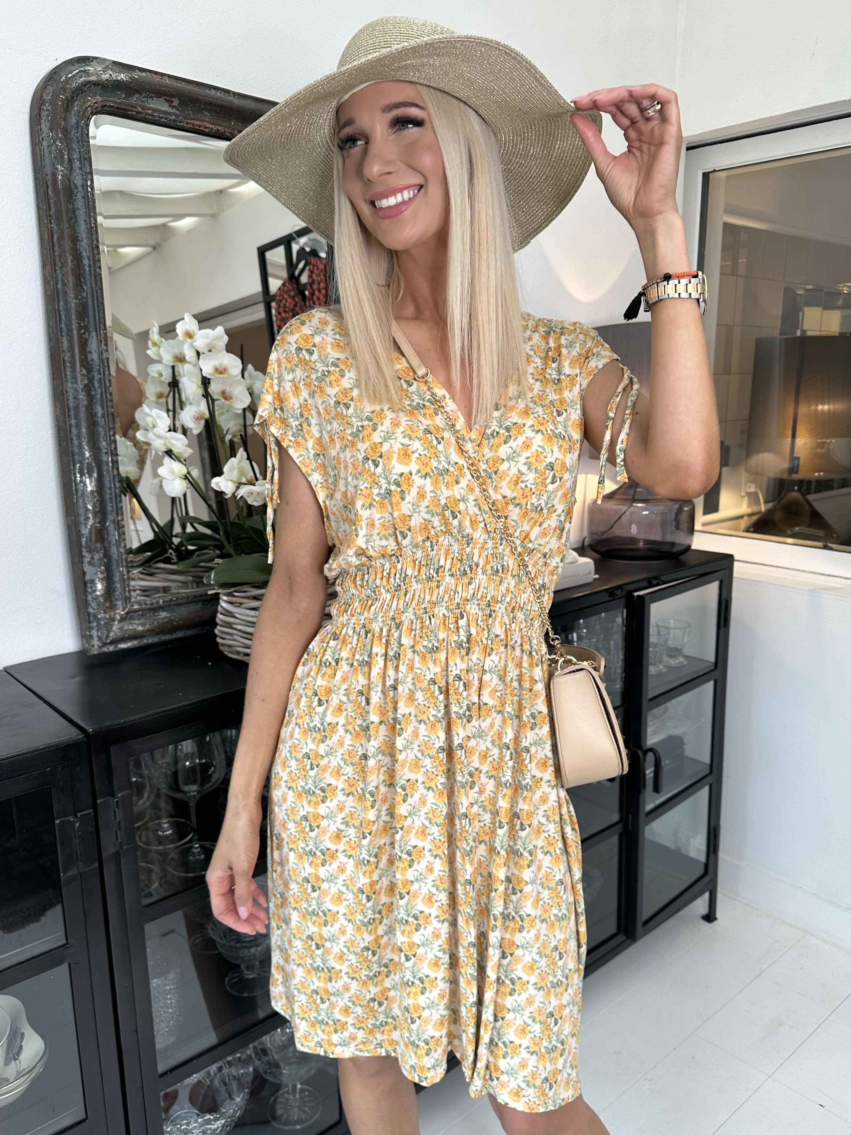 Pams Small Flower Short - Kort elastisk klänning i skrynkelfri tyg - Black