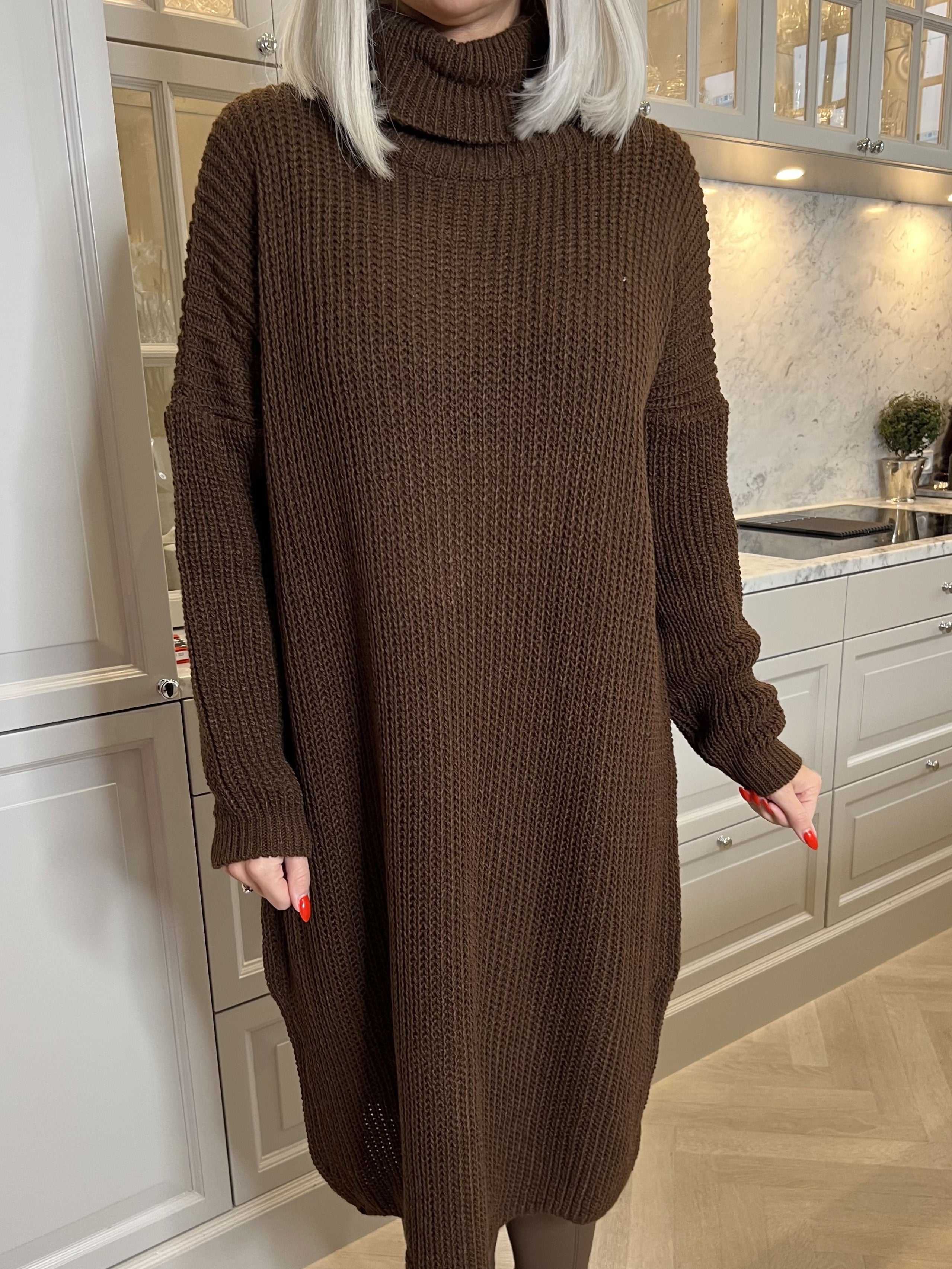 Alice - Härlig klänning i tjockt stickat tyg med rullkrage - Pink