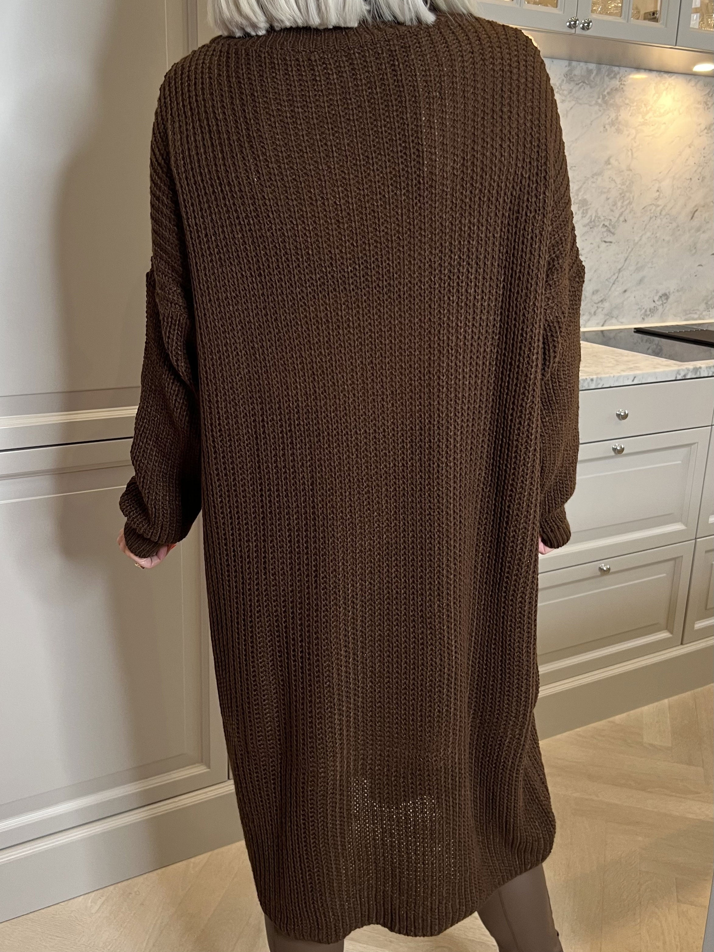 Alice - Härlig klänning i tjockt stickat tyg med rullkrage - Grey