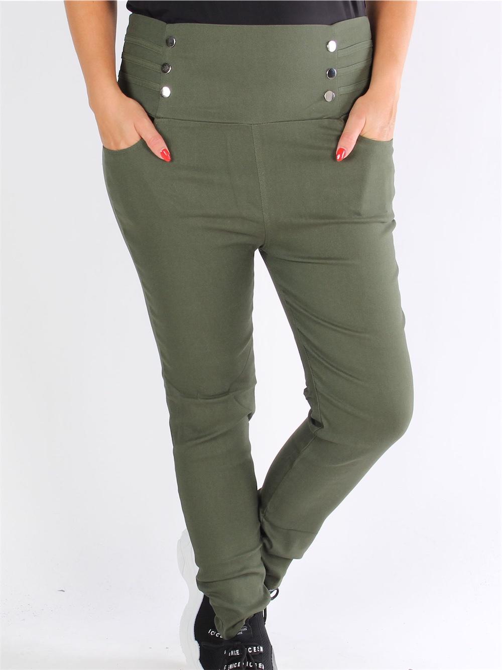 Alette - Svarta byxor i denimlook med silverdetaljer framtill