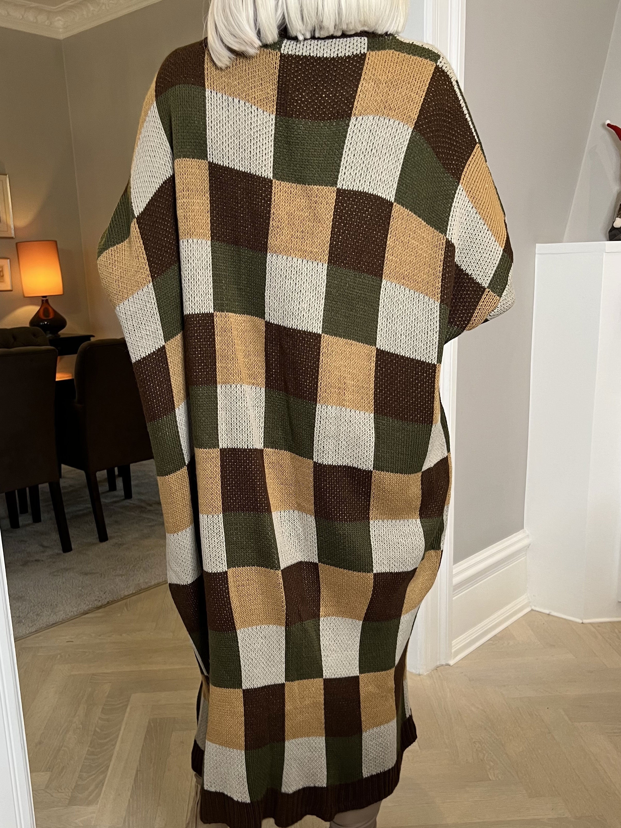 Nanami - Lång stickad kofta i flerfärgad rutig färg