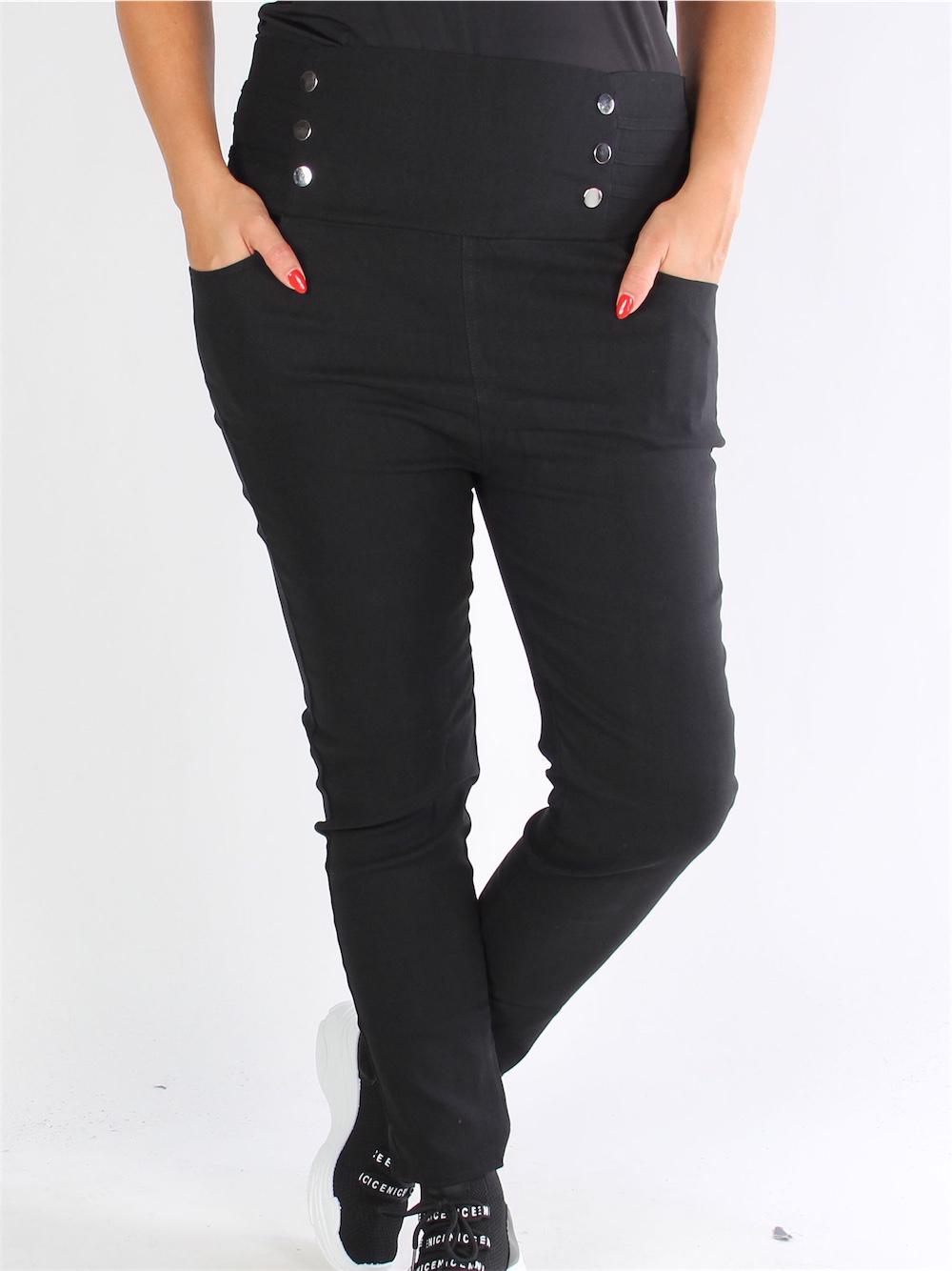 Alette - Svarta byxor i denimlook med silverdetaljer framtill