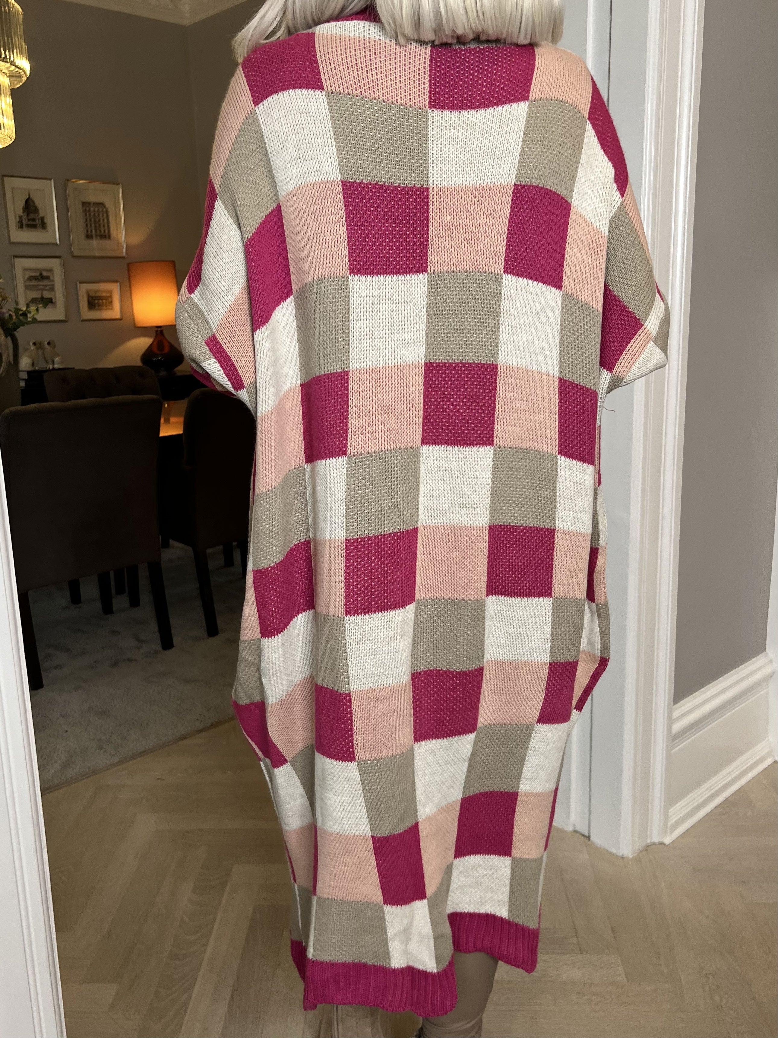 Nanami - Lång stickad kofta i flerfärgad rutig färg