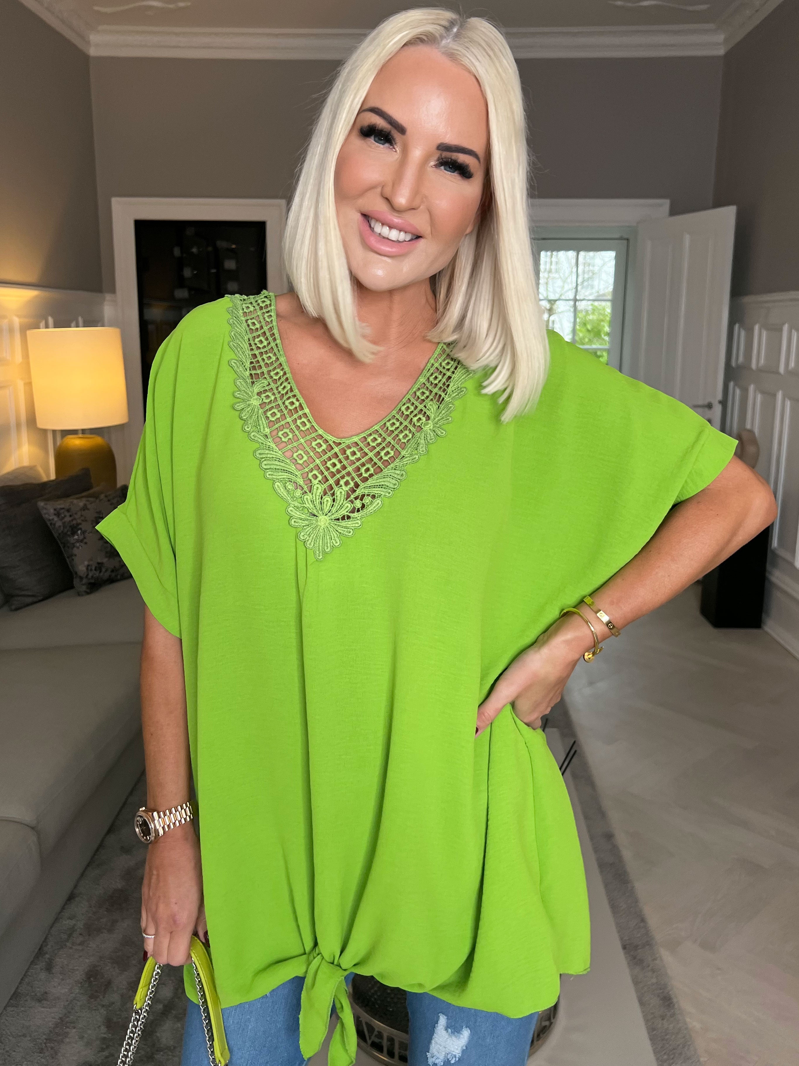 Lilly - Vacker tunika med unik halsringning - Black