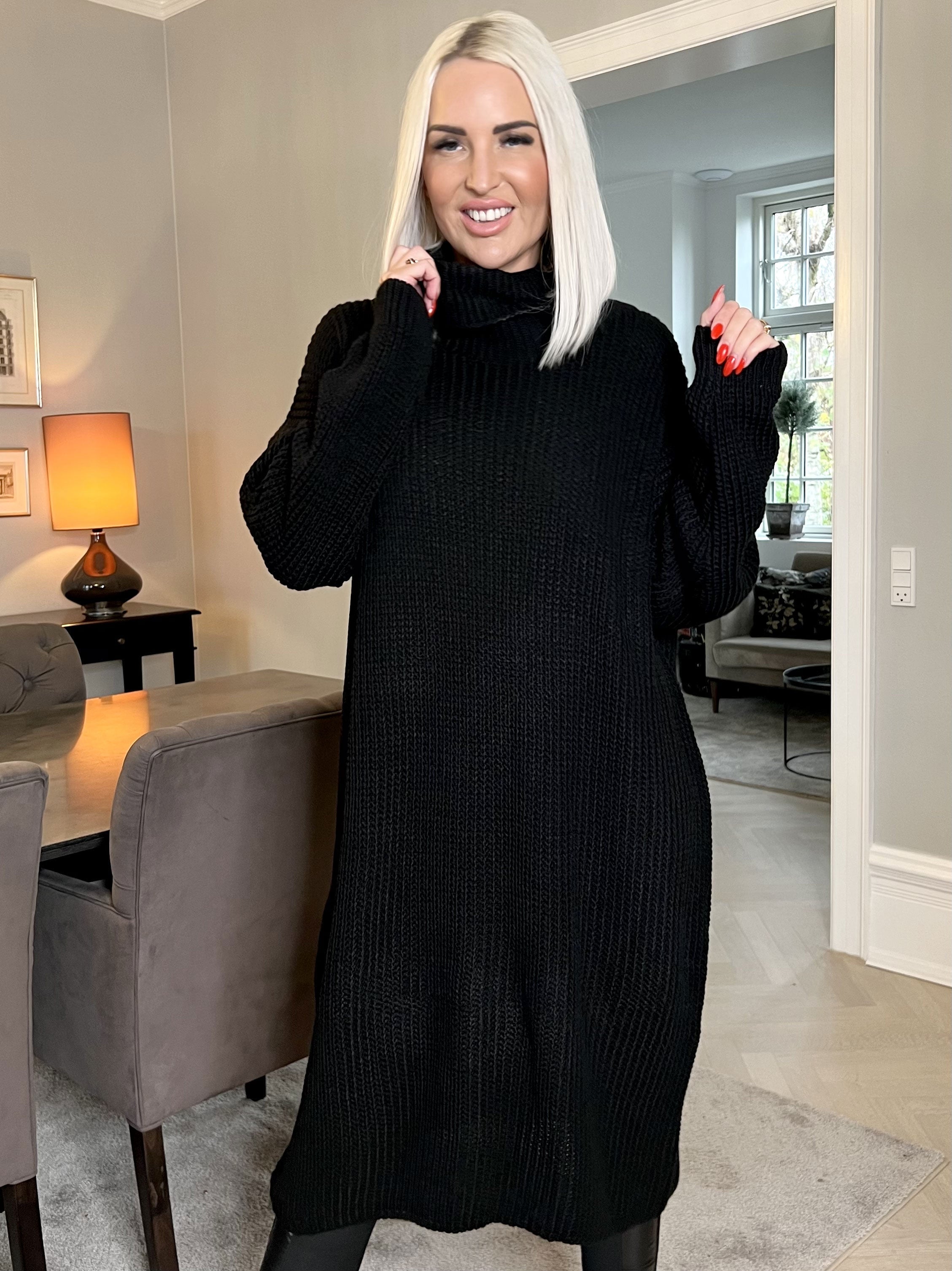 Alice - Härlig klänning i tjockt stickat tyg med rullkrage