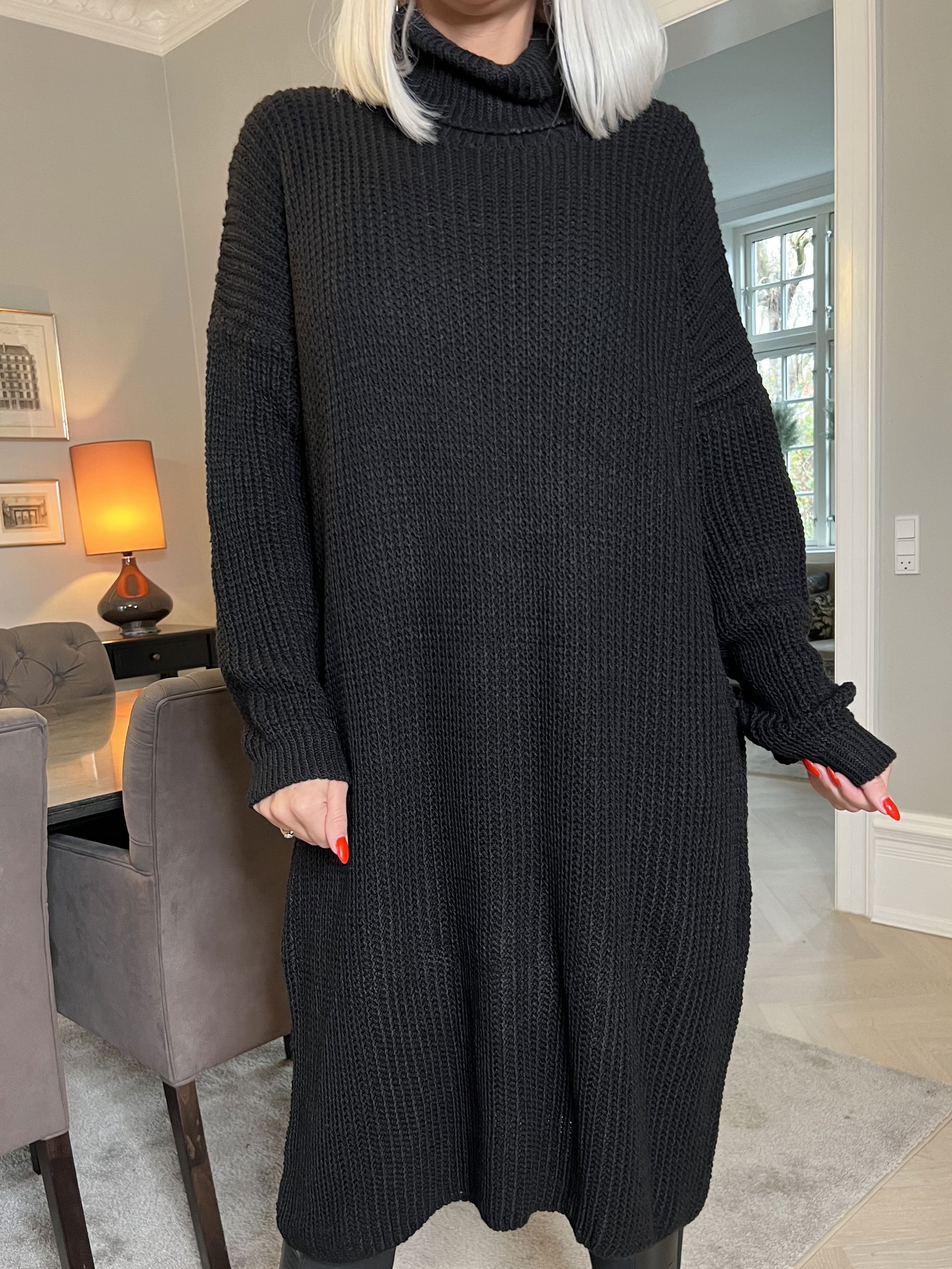 Alice - Härlig klänning i tjockt stickat tyg med rullkrage