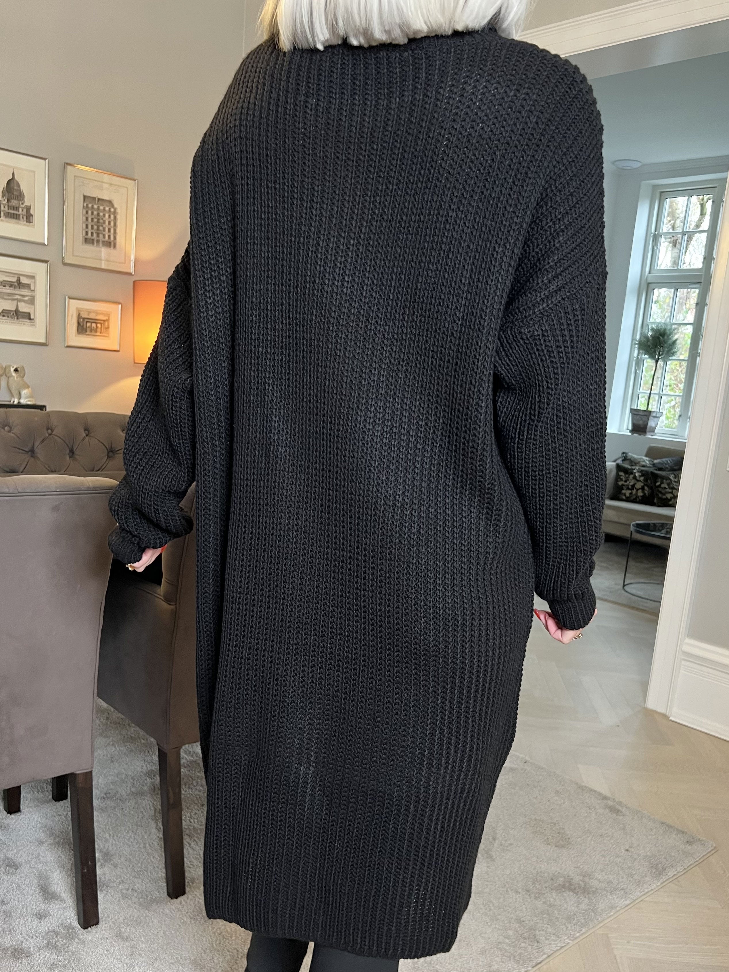 Alice - Härlig klänning i tjockt stickat tyg med rullkrage