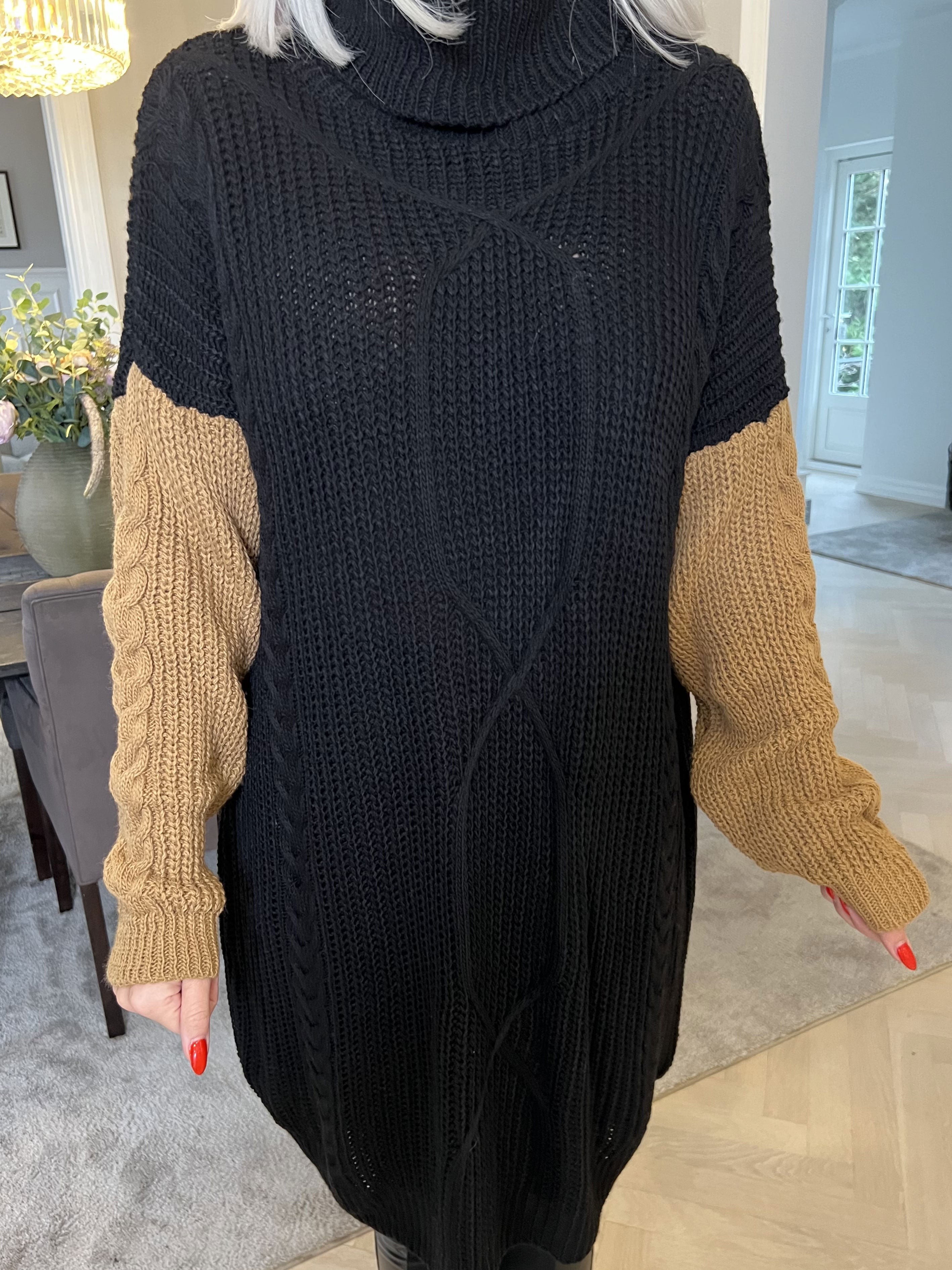 Tenna - Tvåfärgad klänning i kabelstickning