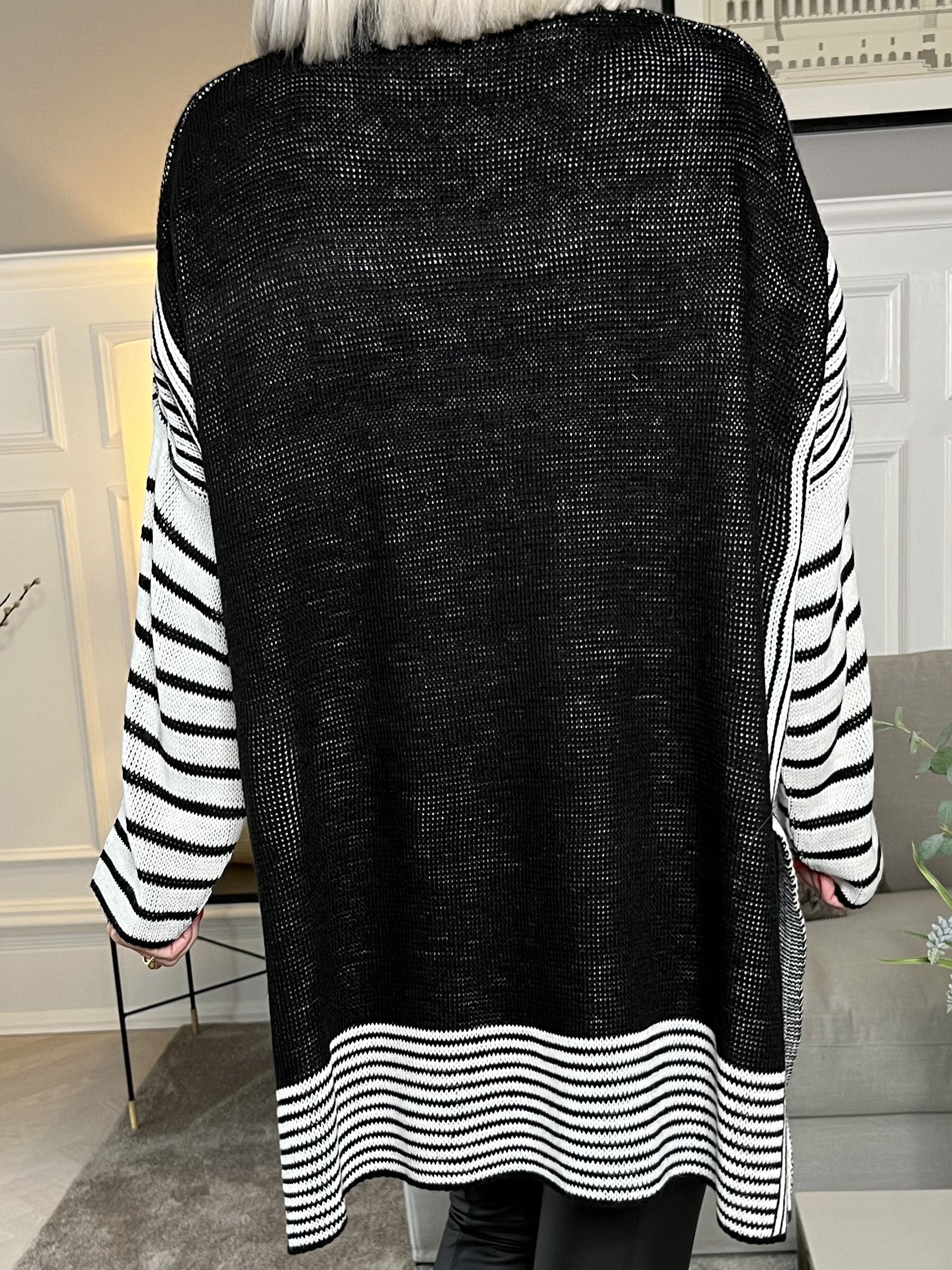 Akulina - Tvåfärgad randig stickning med rullkrage