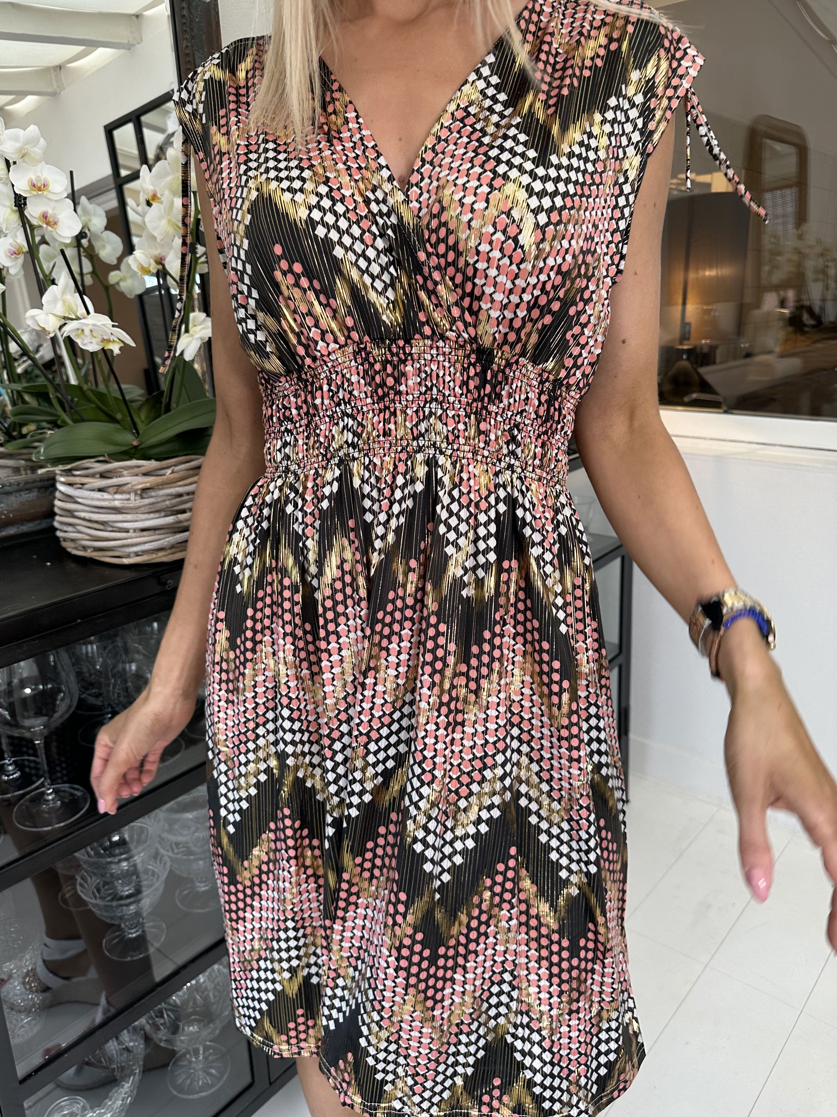 Pams Pattern Short - Kort elastisk klänning i skrynkelfritt tyg - Beige