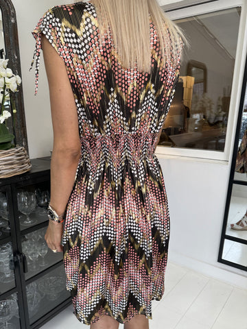 Pams Pattern Short - Kort elastisk klänning i skrynkelfritt material