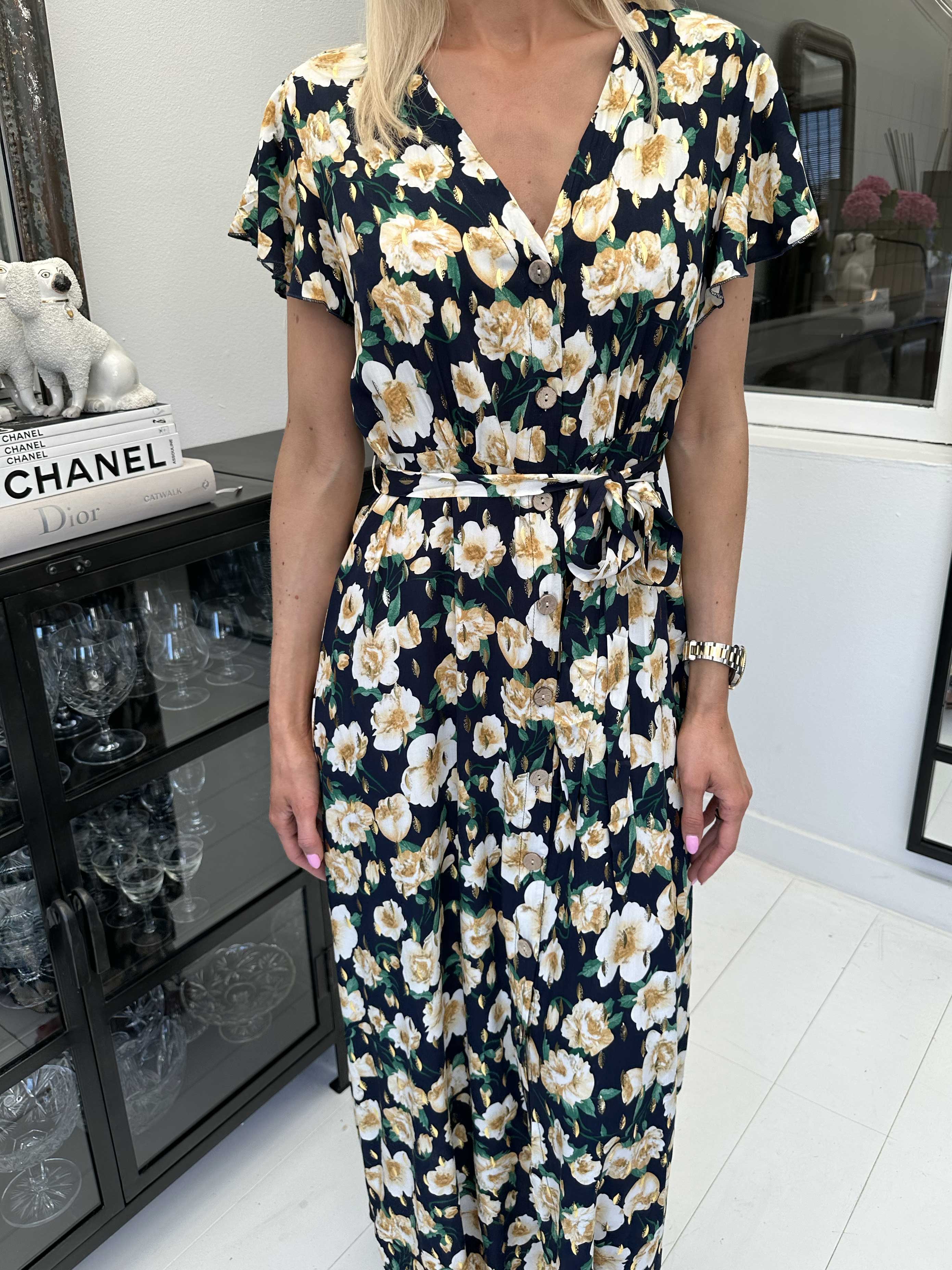 Marlie - Blommig klänning med knytband och gulddetaljer