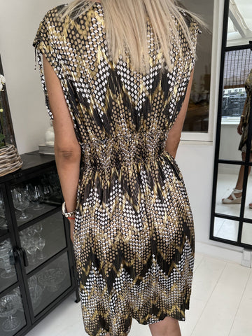 Pams Pattern Short - Kort elastisk klänning i skrynkelfritt material