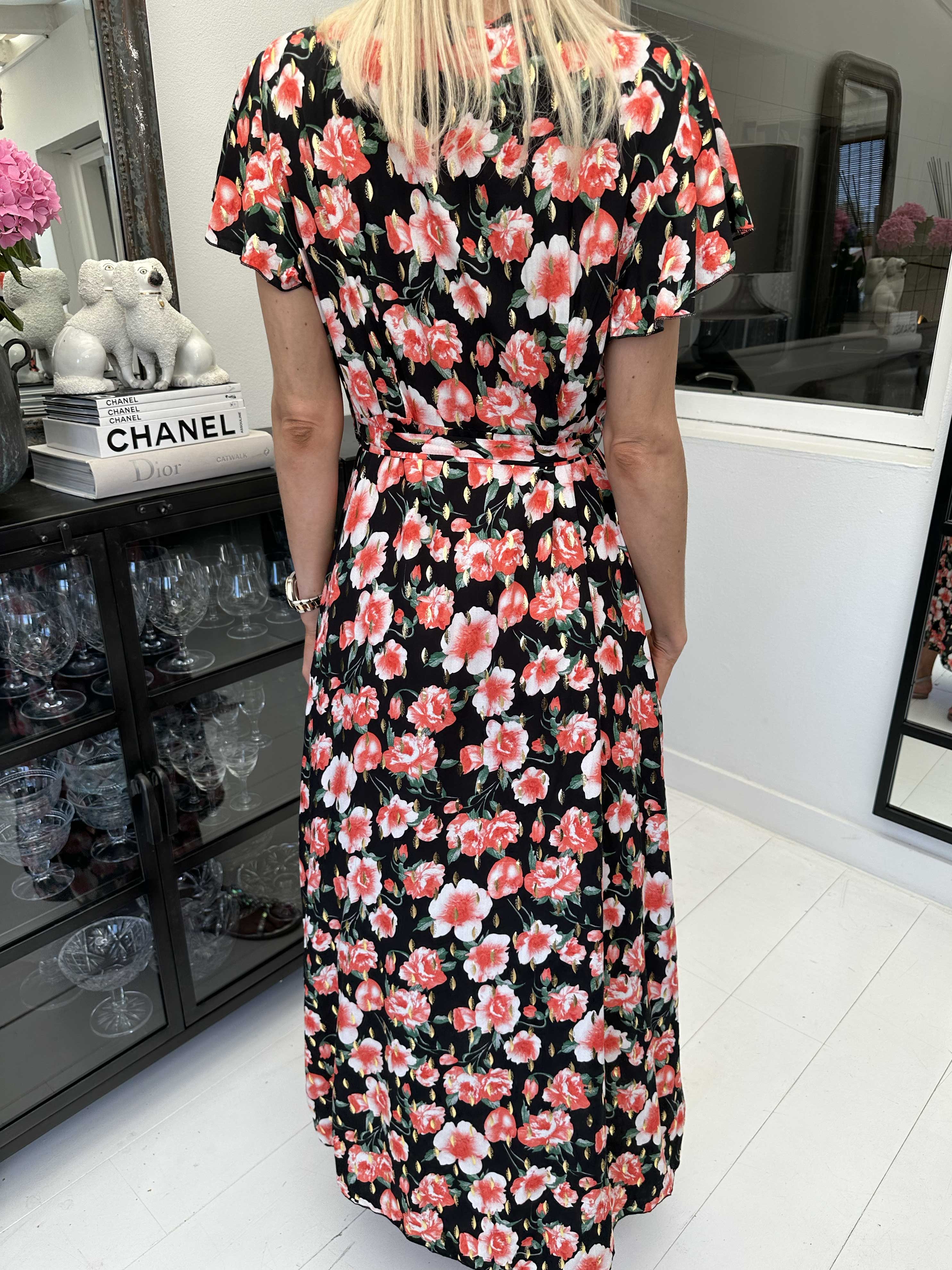 Marlie - Blommig klänning med knytband och gulddetaljer