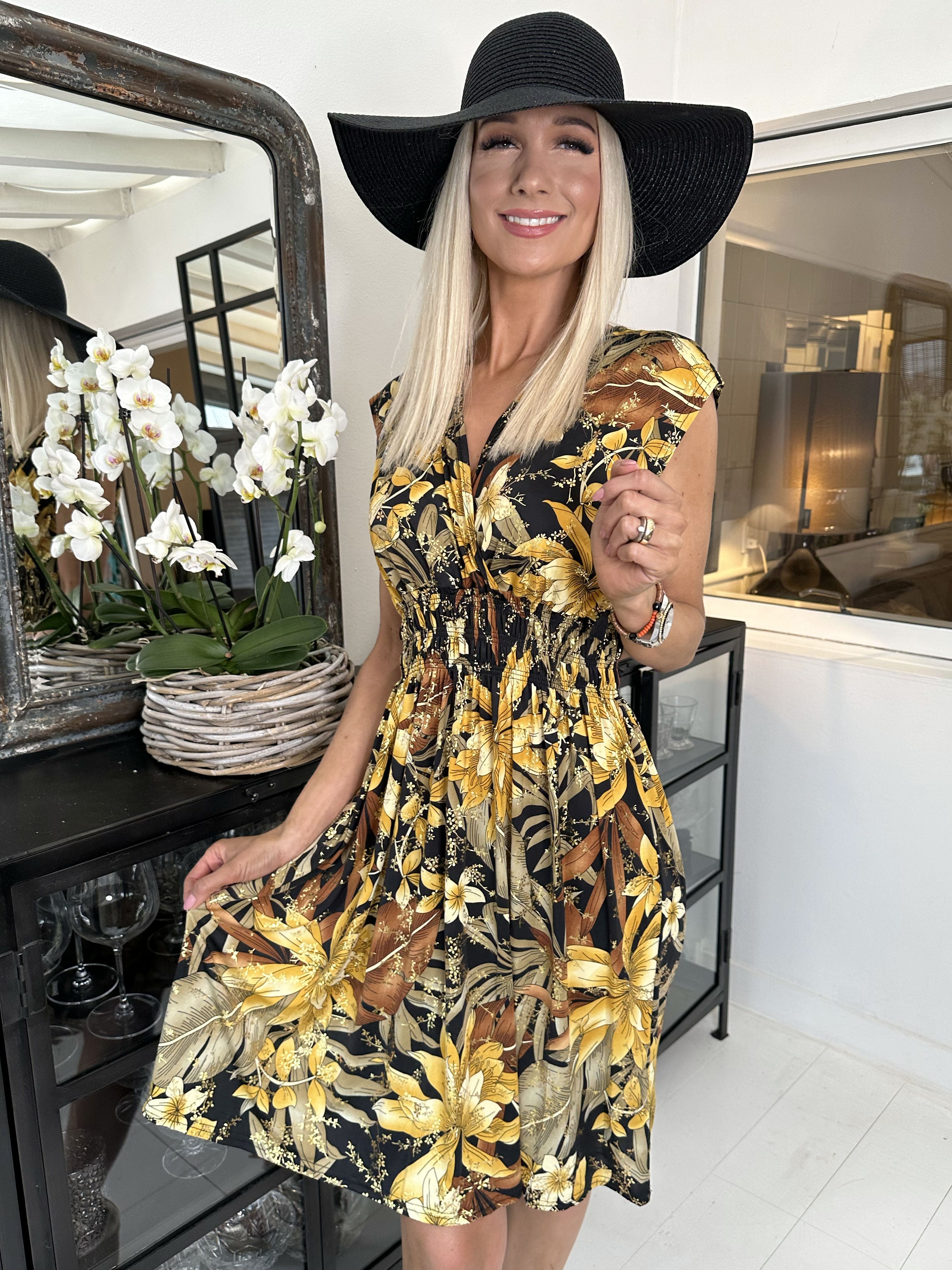 Pams Short - Kort elastisk klänning i rynkfritt tyg - Black