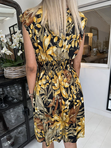 Pams Short - Kort elastisk klänning i skrynkelfritt material