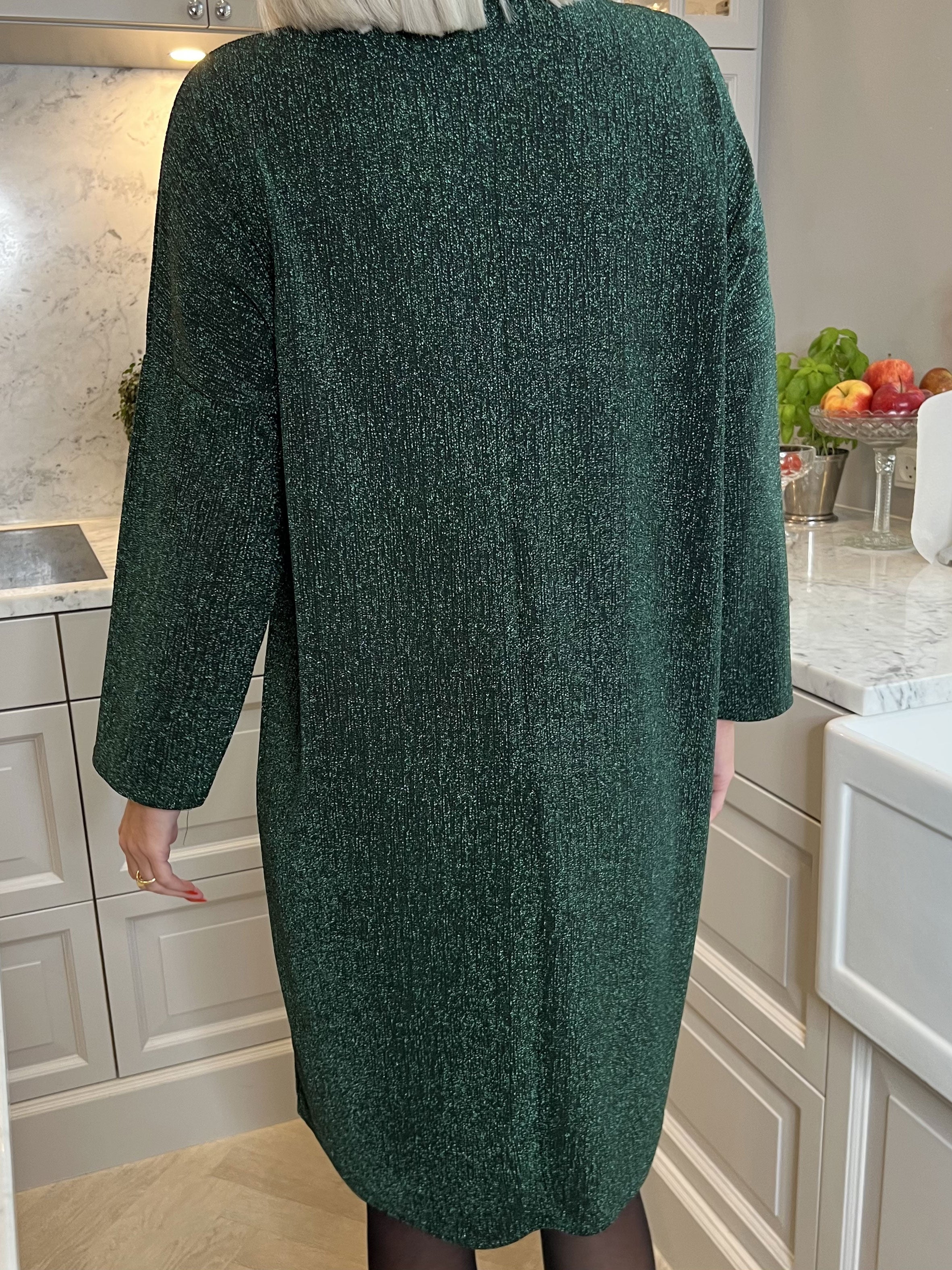 Audine - Enkel glittrig klänning i elastiskt tyg i stora storlekar