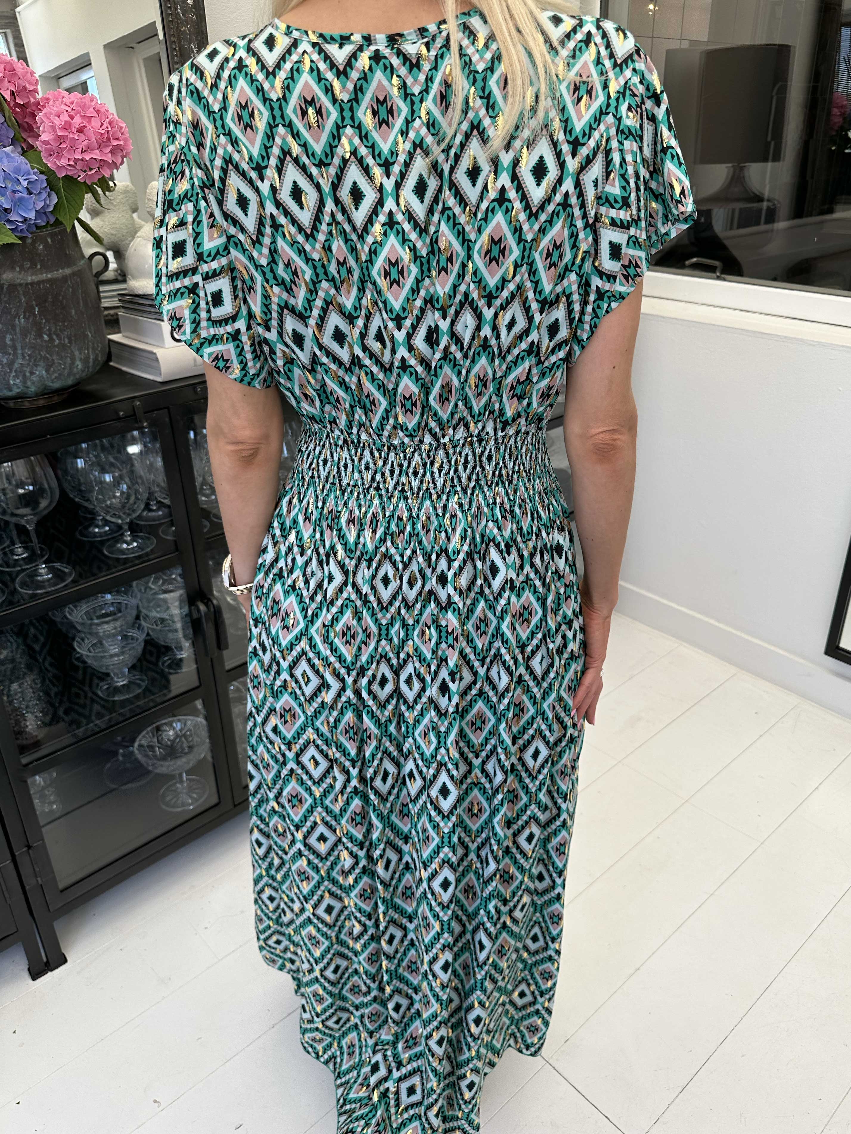 Misha Pattern - Söt lång mönstrad klänning med smock