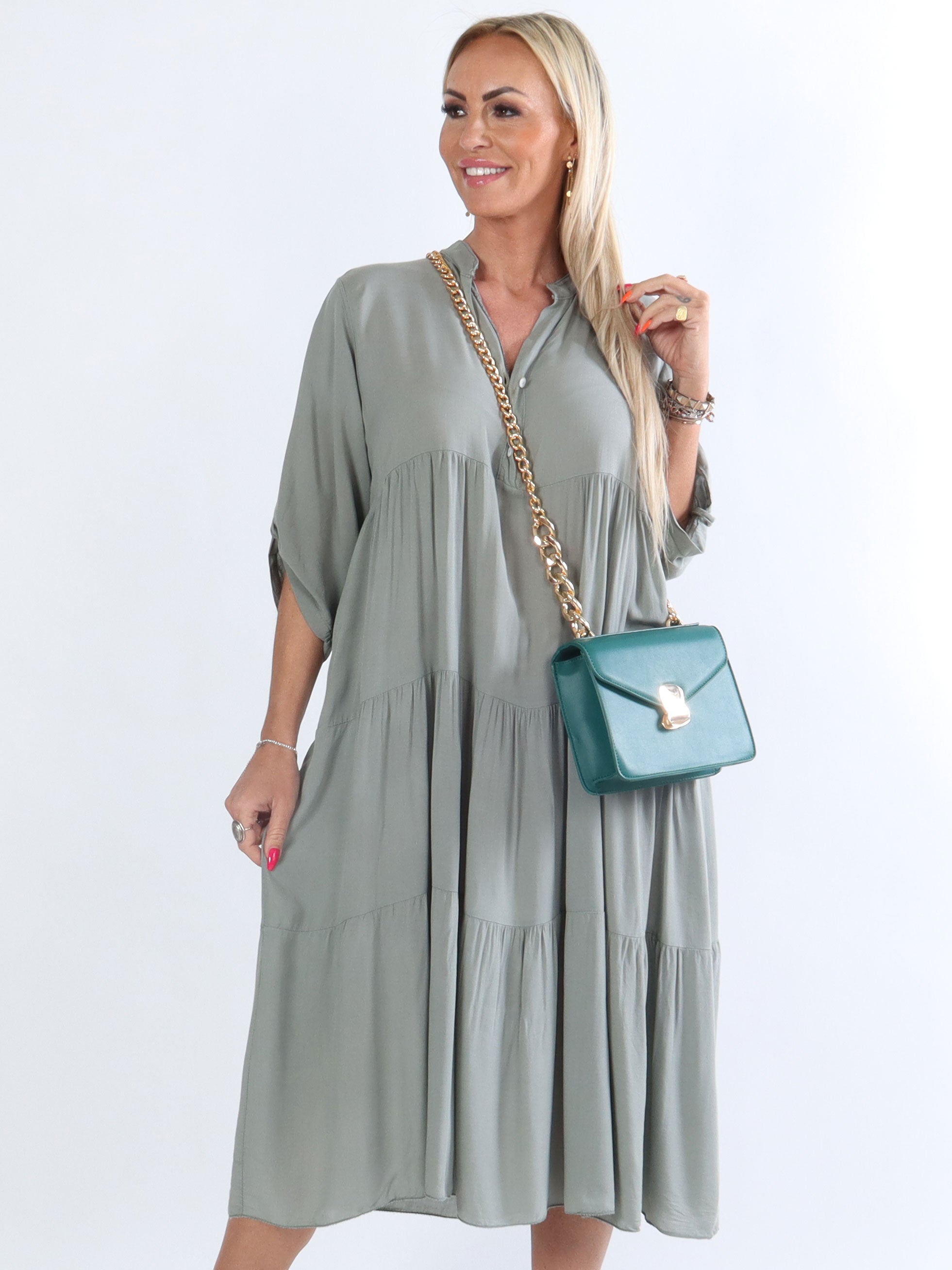 Jenna - Enkel klänning i lager på lager med knappar på bröstet