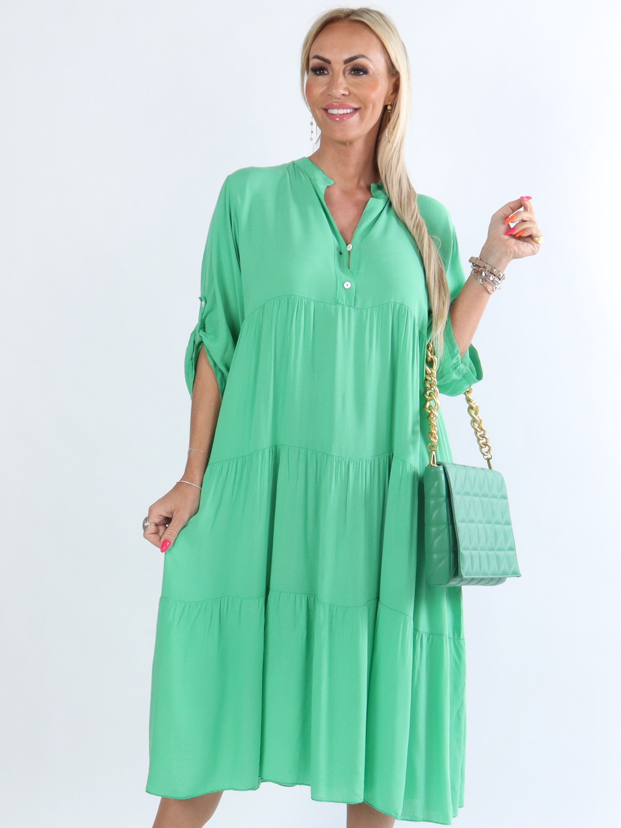 Jenna - Enkel klänning i lager på lager med knappar på bröstet