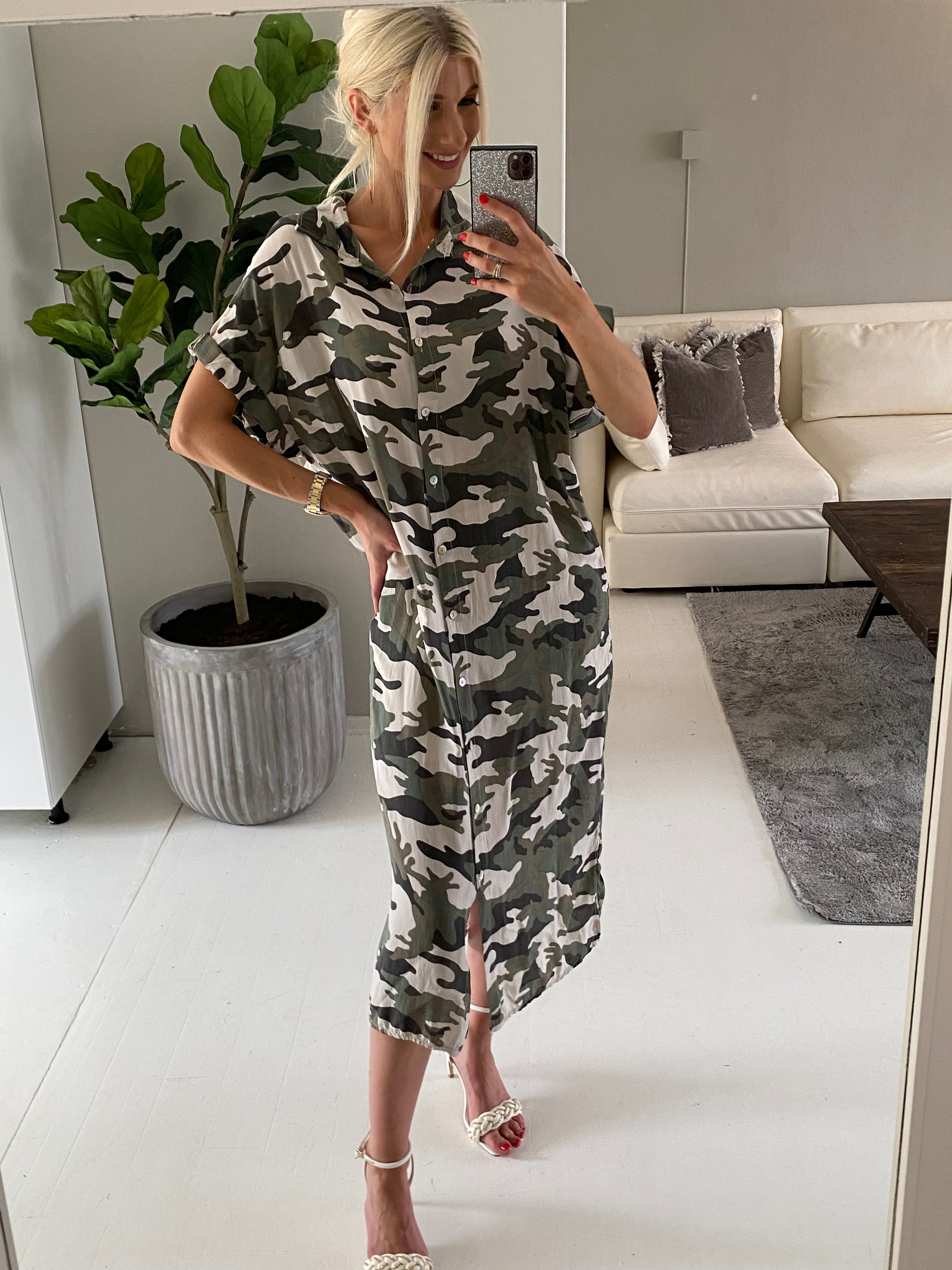 Kammy - Armygrøn lang skjortekjole i camouflageprint