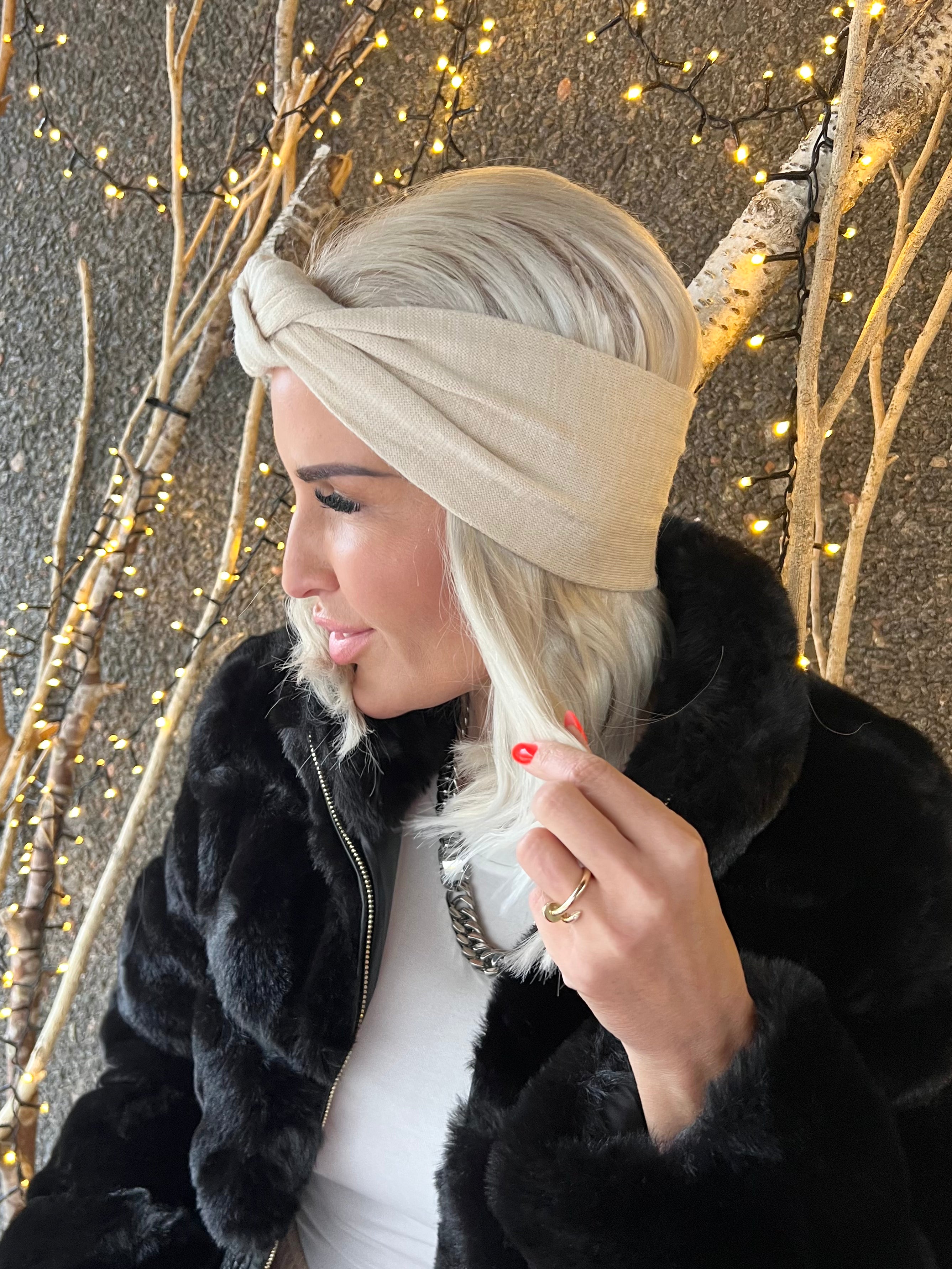 Mia - Enkelt pannband i ull med knutar