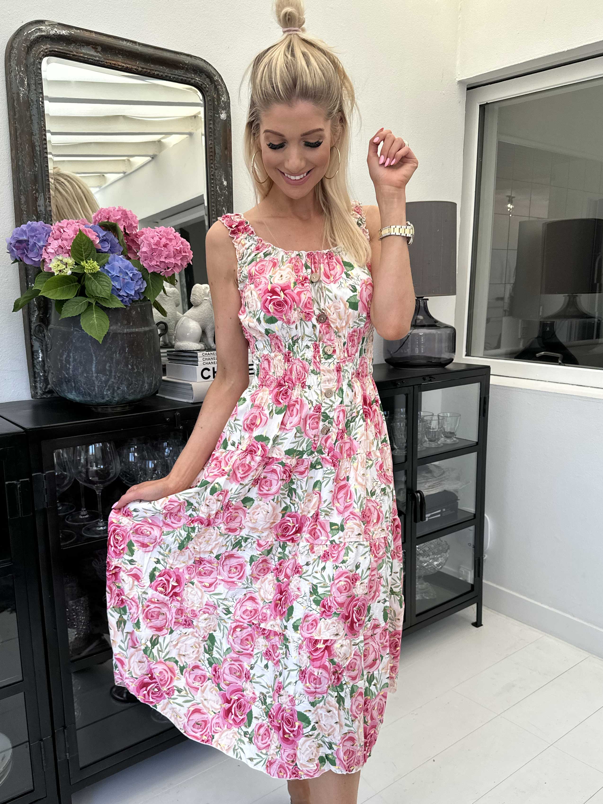 Alicia Rose Short - Söt klänning med axelband och sommarblommor