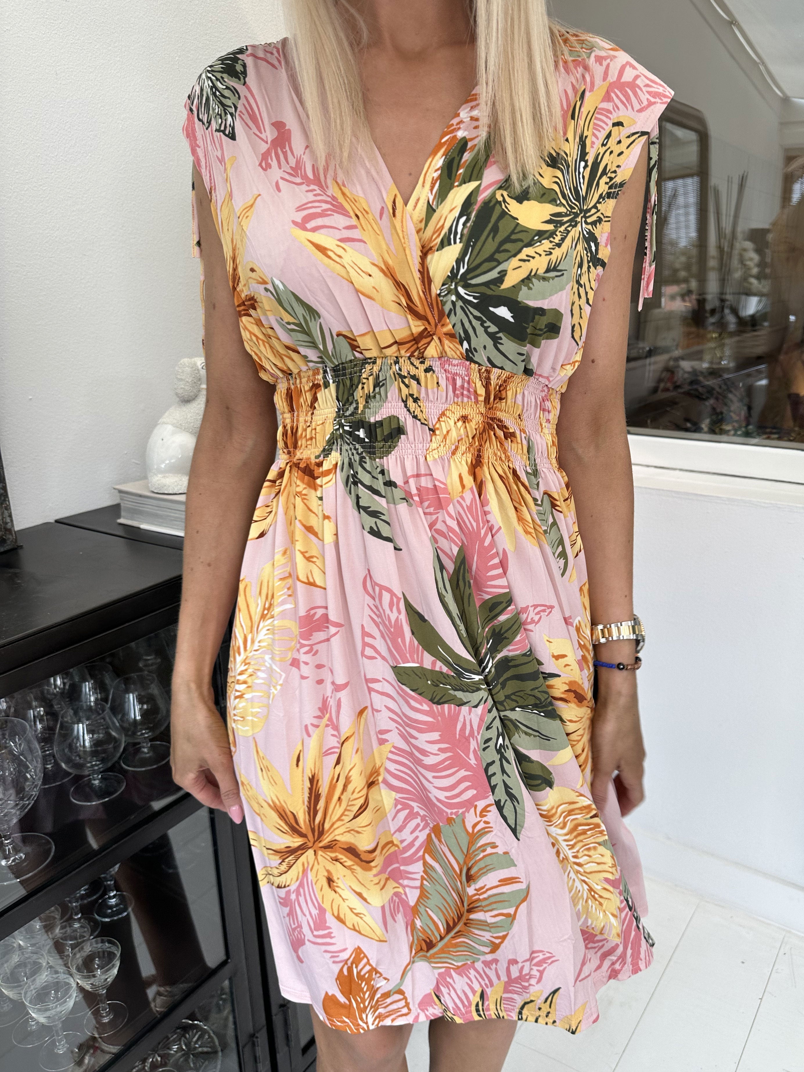 Pams Tropical Short - Kort elastisk klänning i rynkfritt tyg