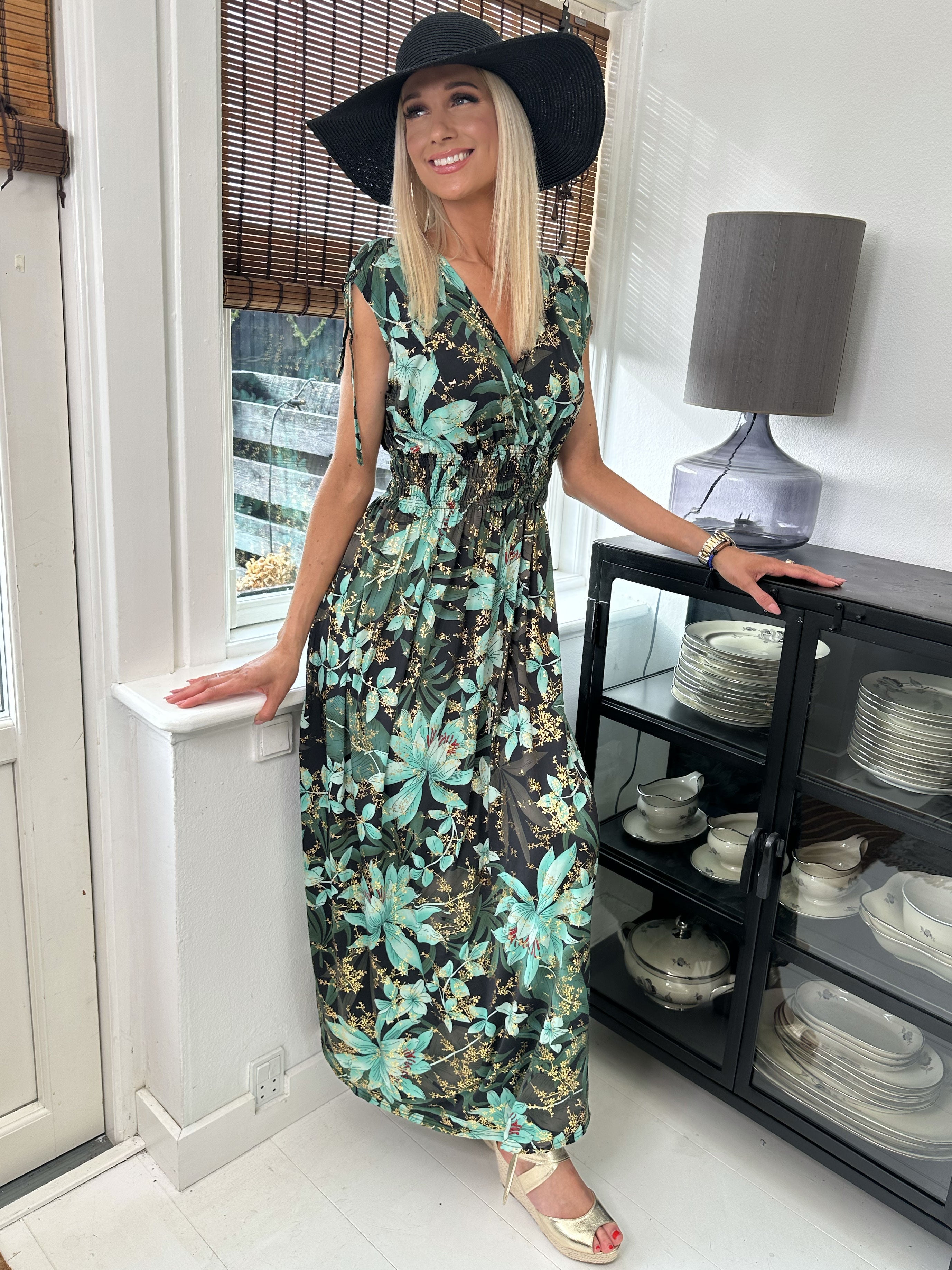 Pams Sleeveless - Lång elastisk klänning i skrynkelfritt tyg - Green