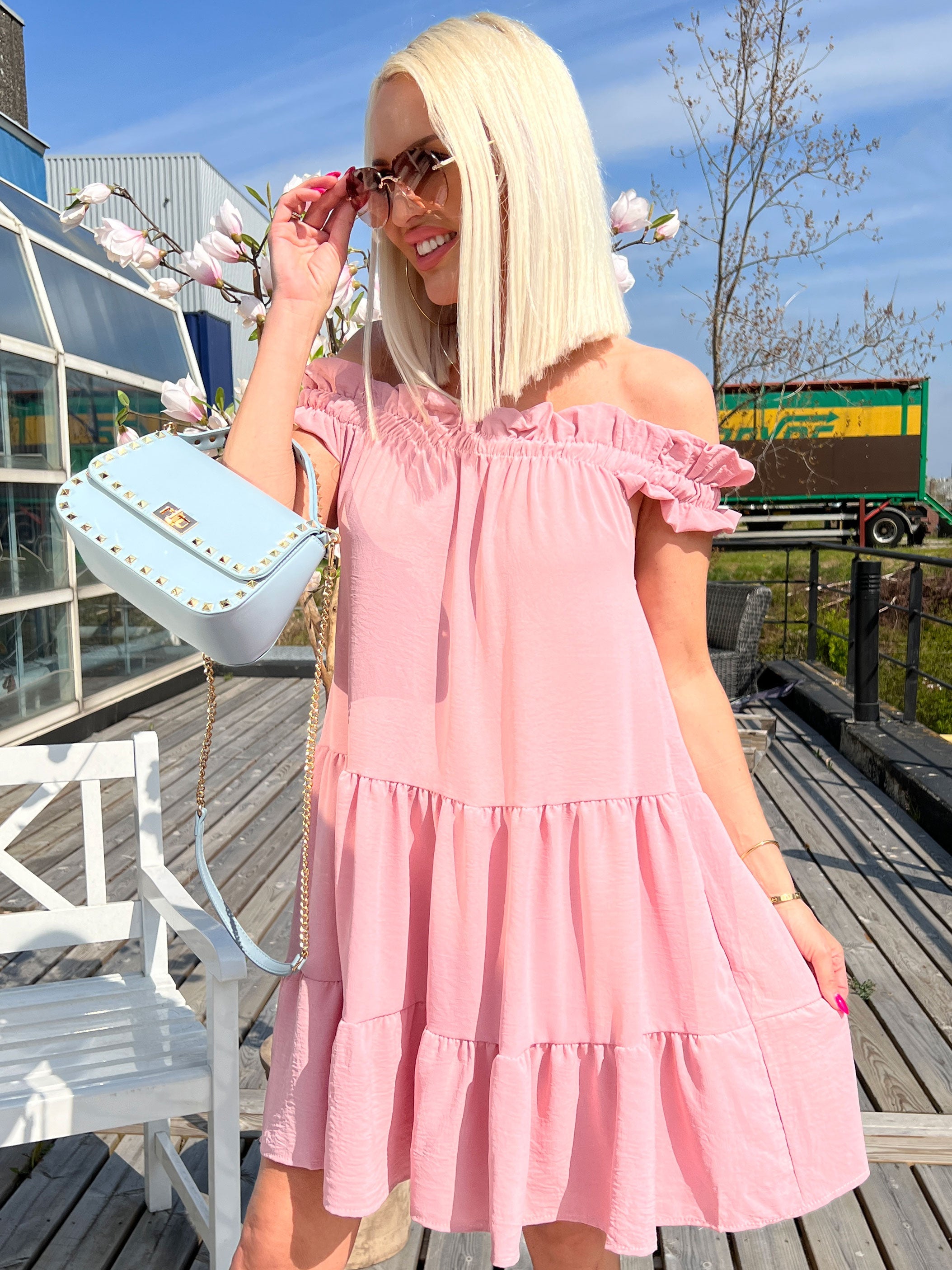 Izabella - Armygrøn kjole med flæsekant og lag på lag look