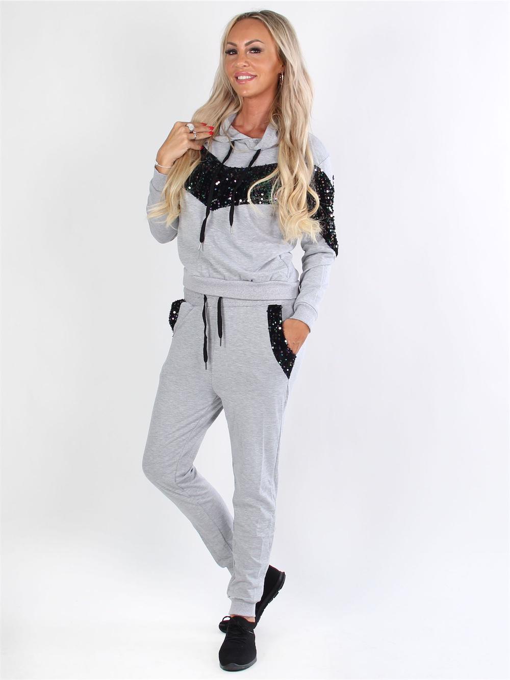 Cleo - Svart joggingdräkt med paljetter över bröstet