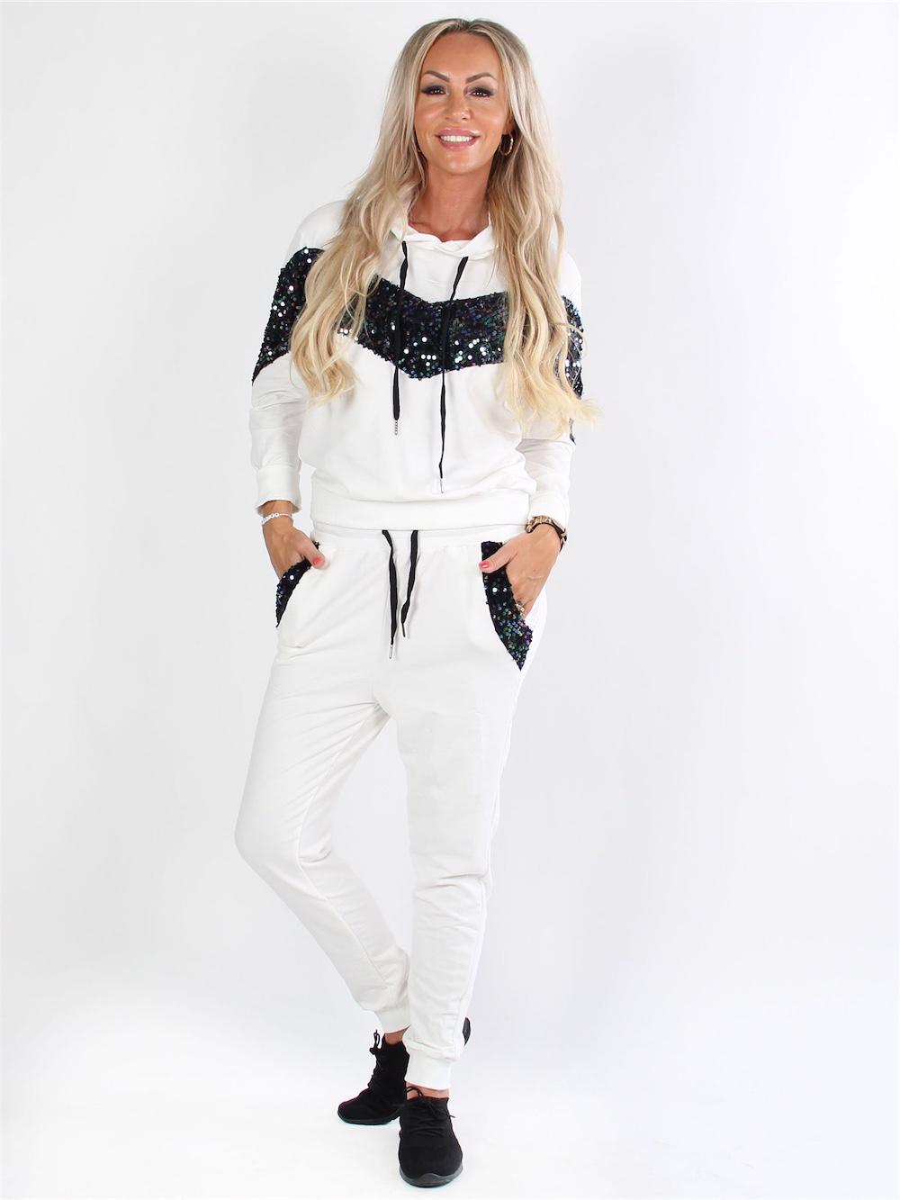 Cleo - Svart joggingdräkt med paljetter över bröstet