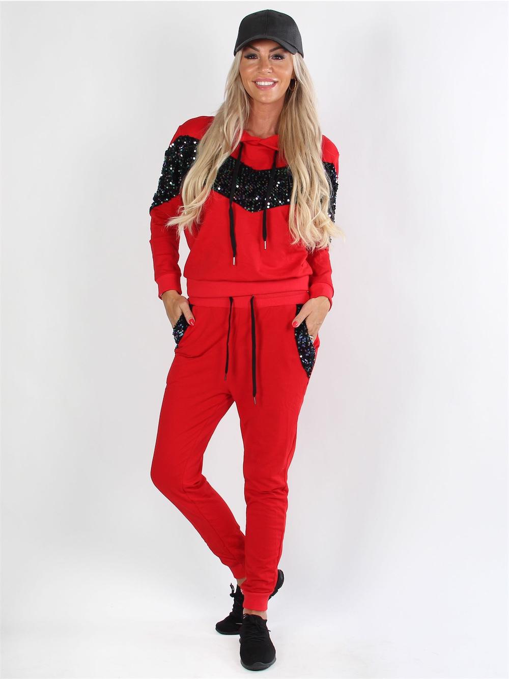 Cleo - Svart joggingdräkt med paljetter över bröstet