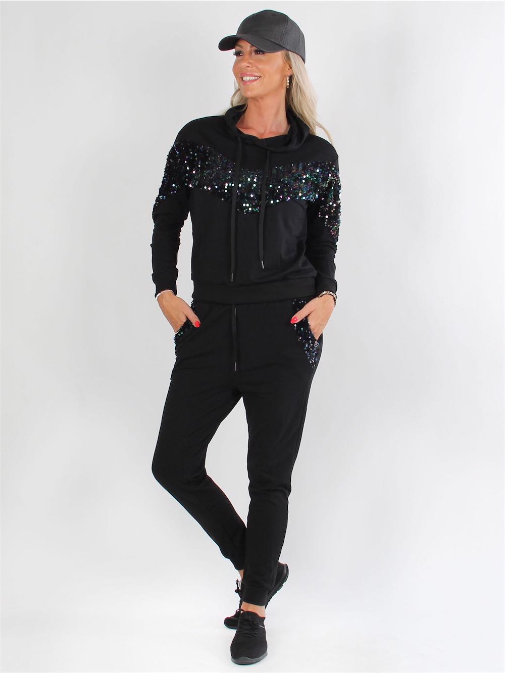 Cleo - Svart joggingdräkt med paljetter över bröstet