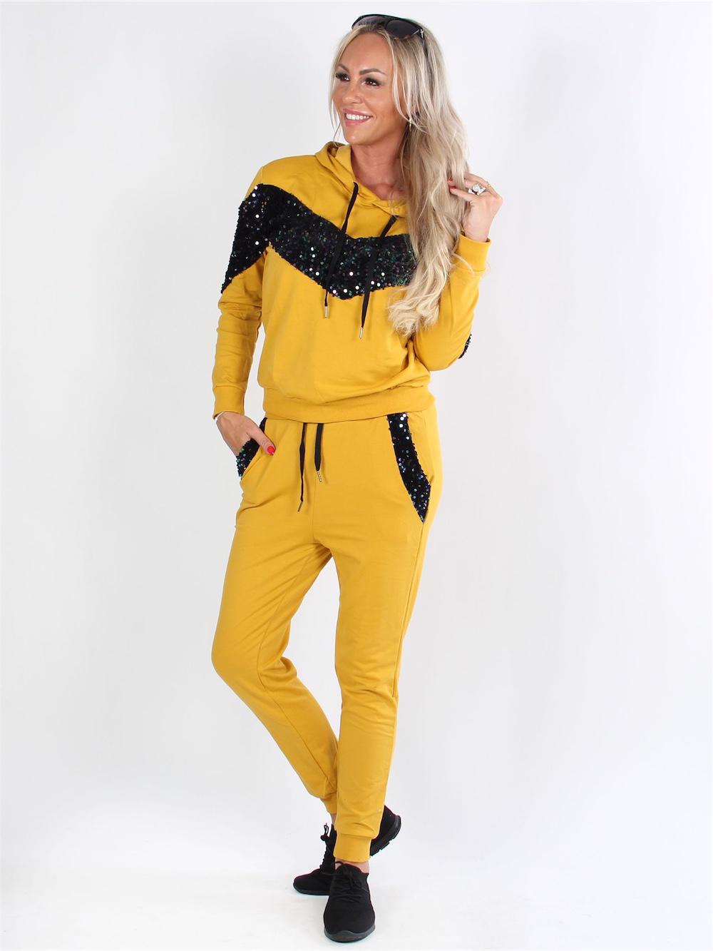 Cleo - Svart joggingdräkt med paljetter över bröstet