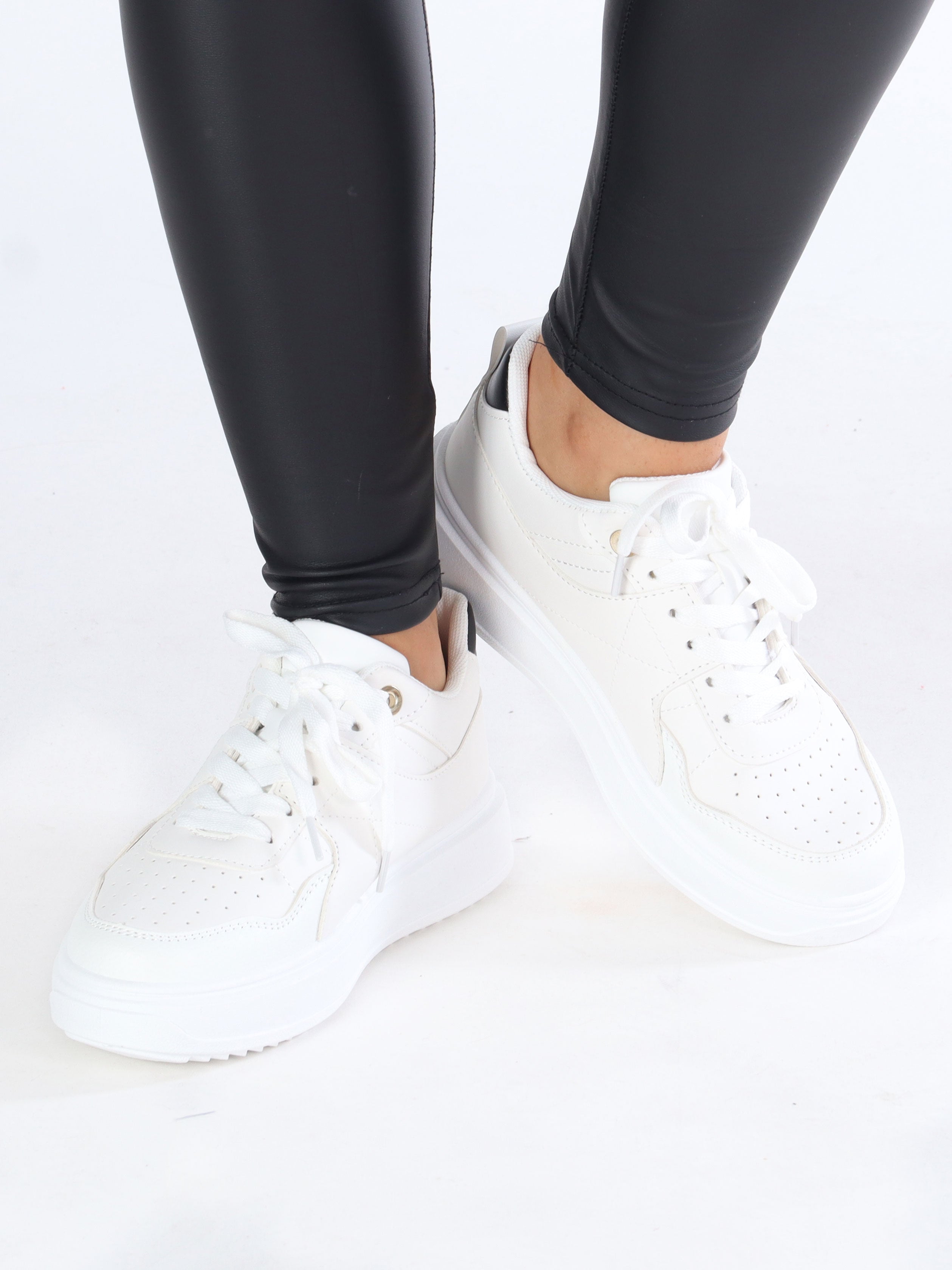 Abena - Vita sneakers med tjock sula och detalj på hälen