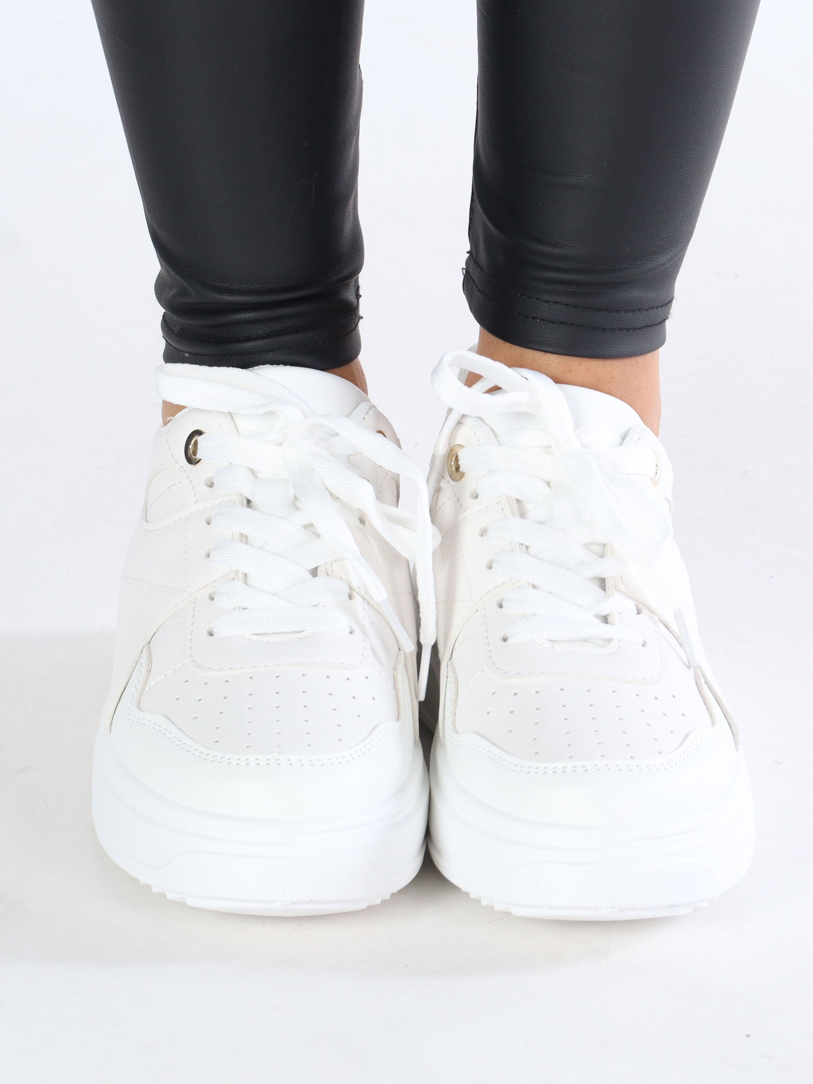 Abena - Vita sneakers med tjock sula och detalj på hälen