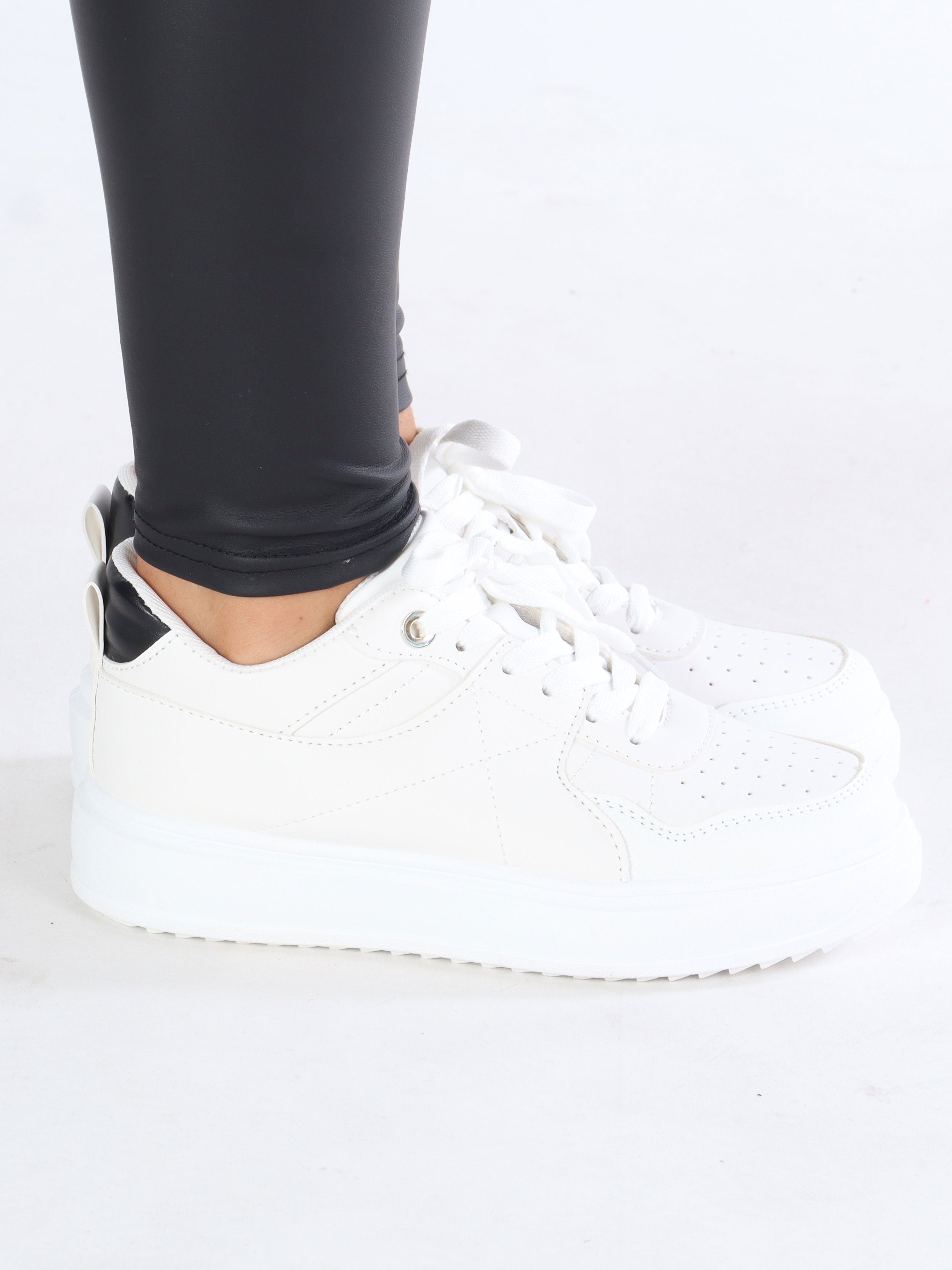 Abena - Vita sneakers med tjock sula och detalj på hälen