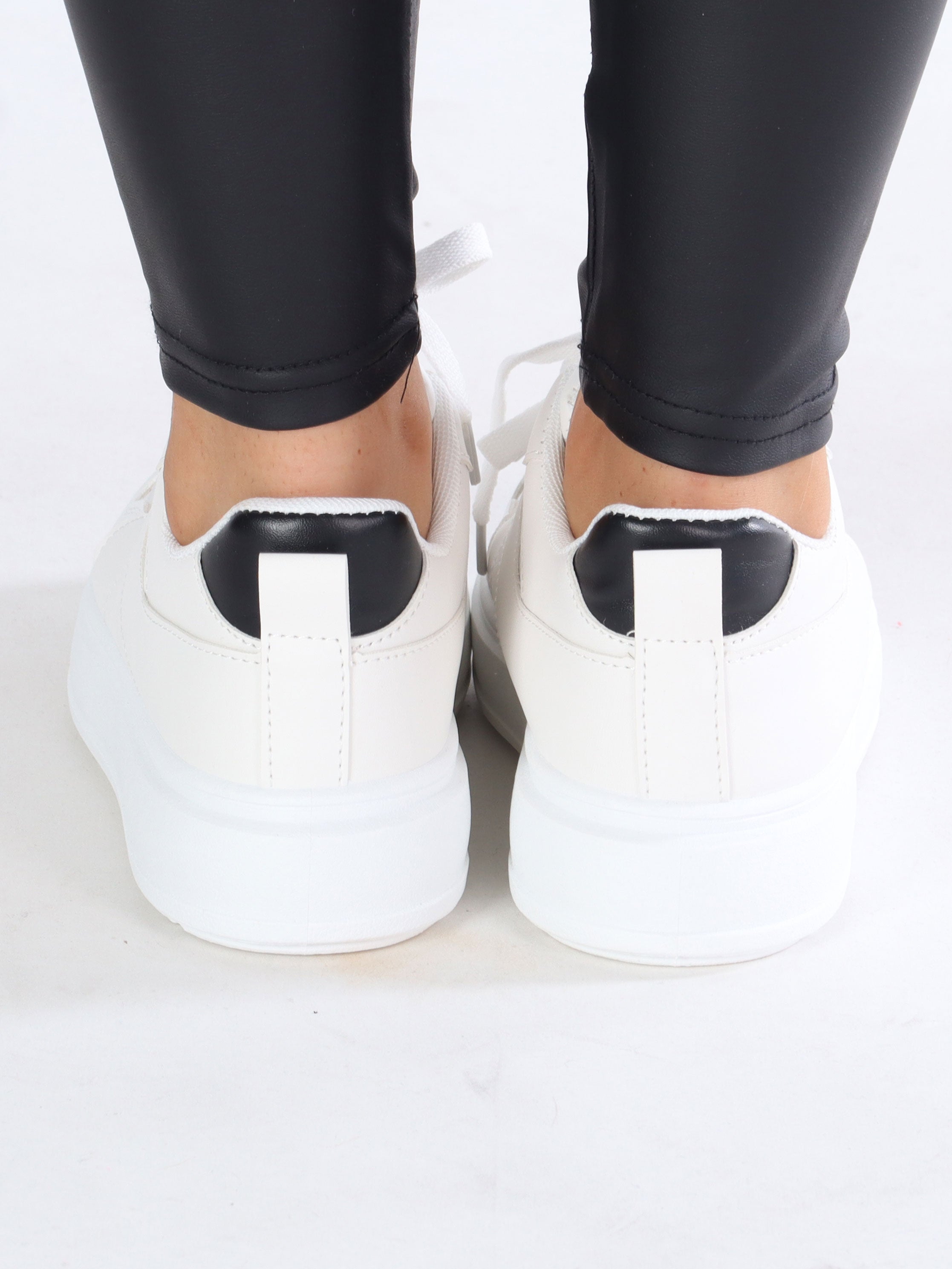 Abena - Vita sneakers med tjock sula och detalj på hälen