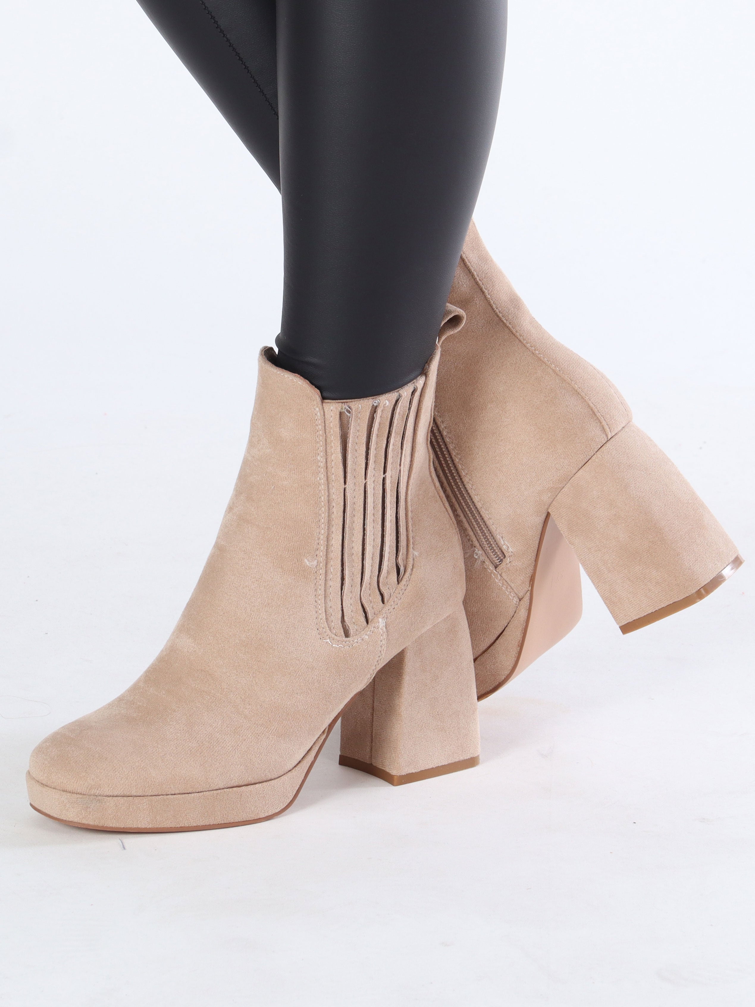 Edyta - Högklackad känga i mocka-look