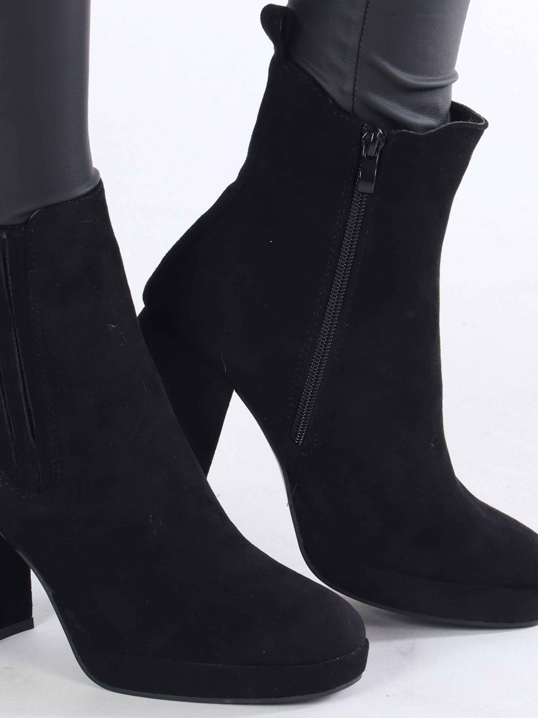 Edyta - Högklackad känga i mocka-look