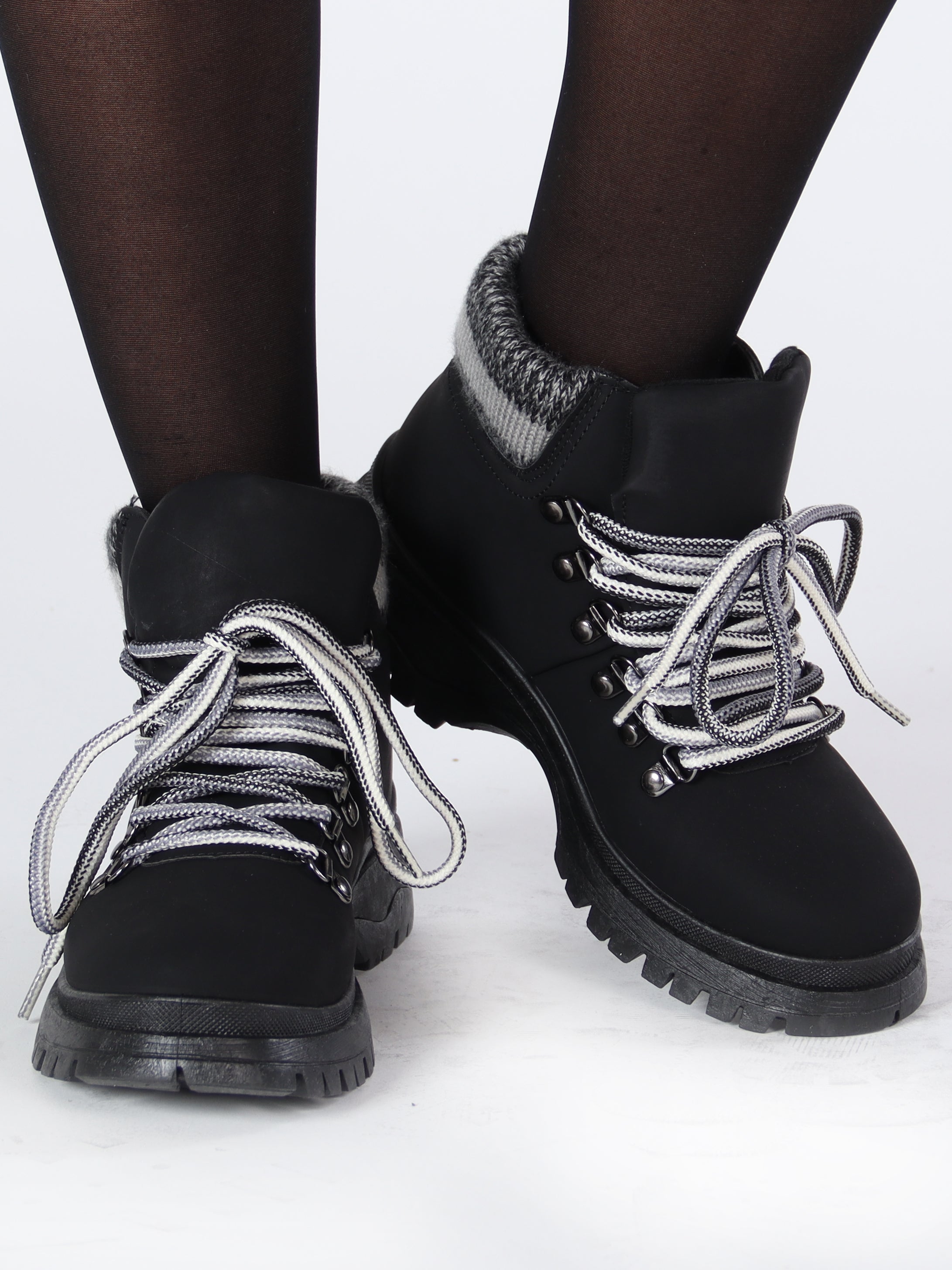 Amber - Svarta ankelstövlar med stickade detaljer